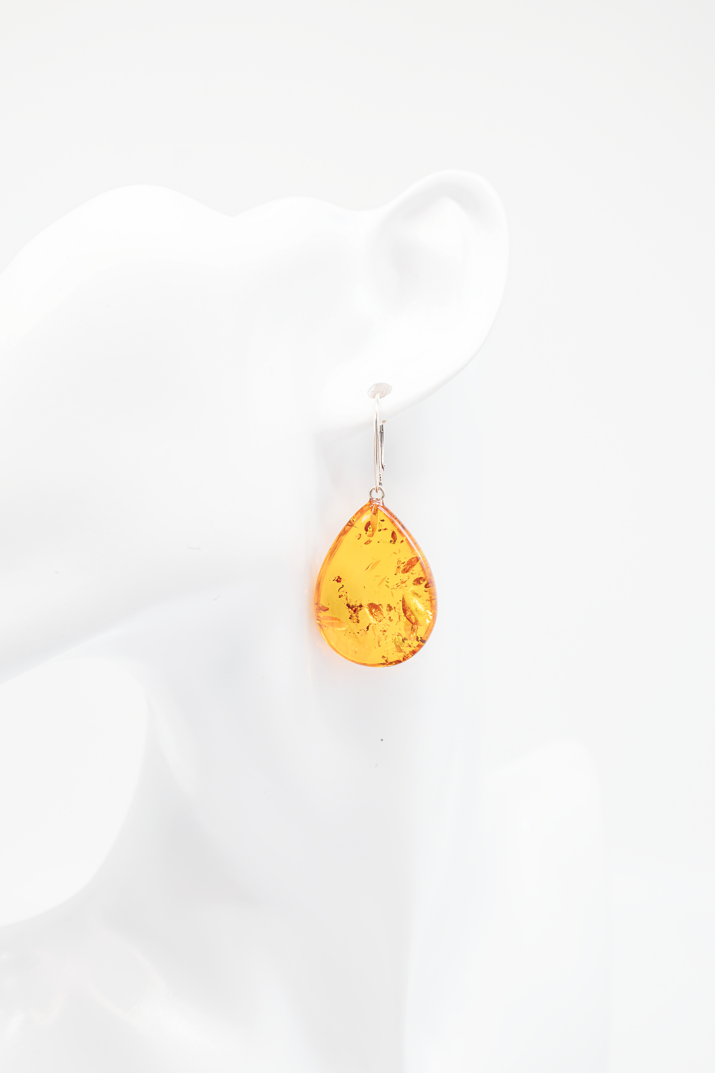 Festlicher Ohrschmuck: Heller Naturbernstein mit Inklusionen