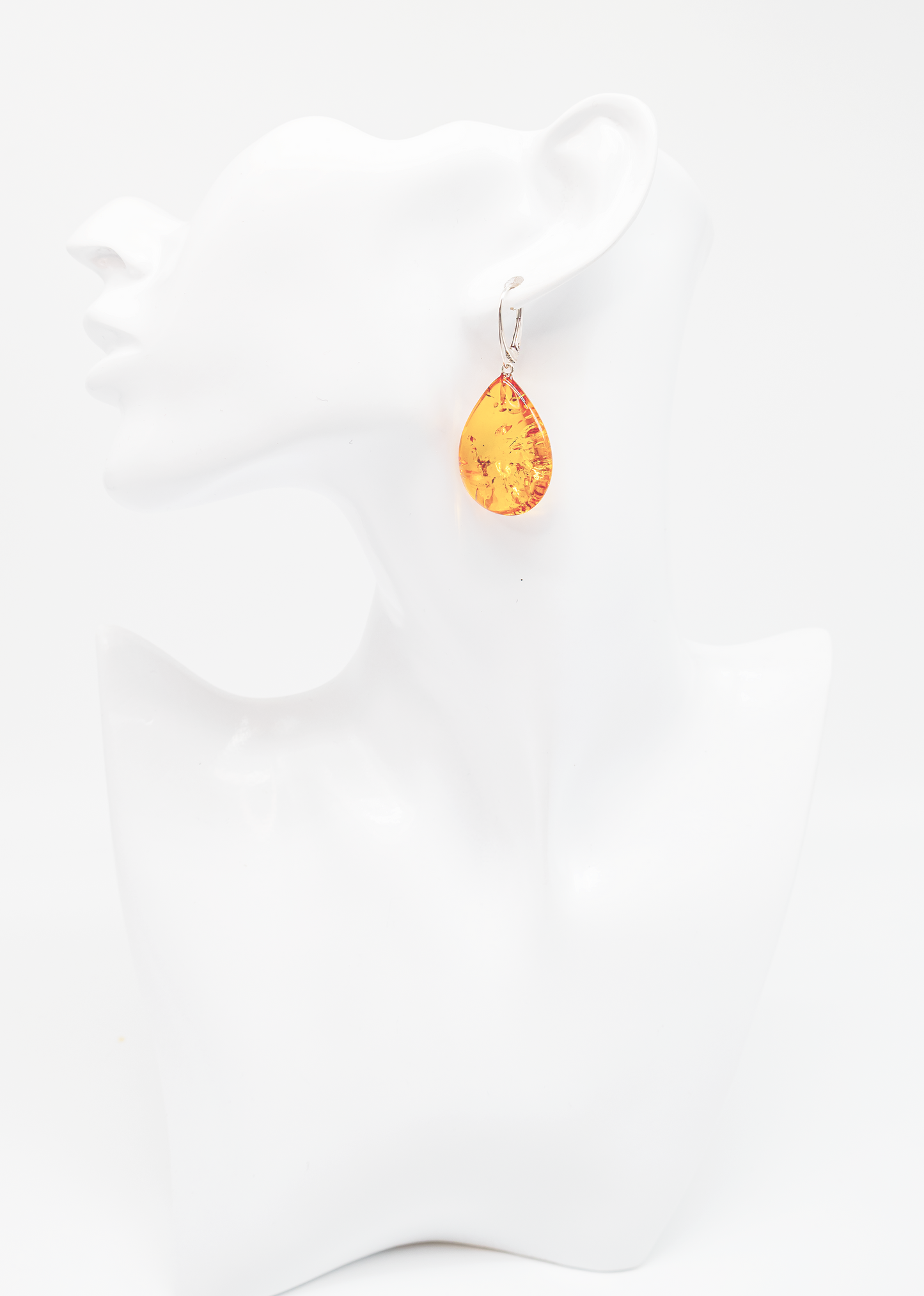 Festlicher Ohrschmuck: Heller Naturbernstein mit Inklusionen