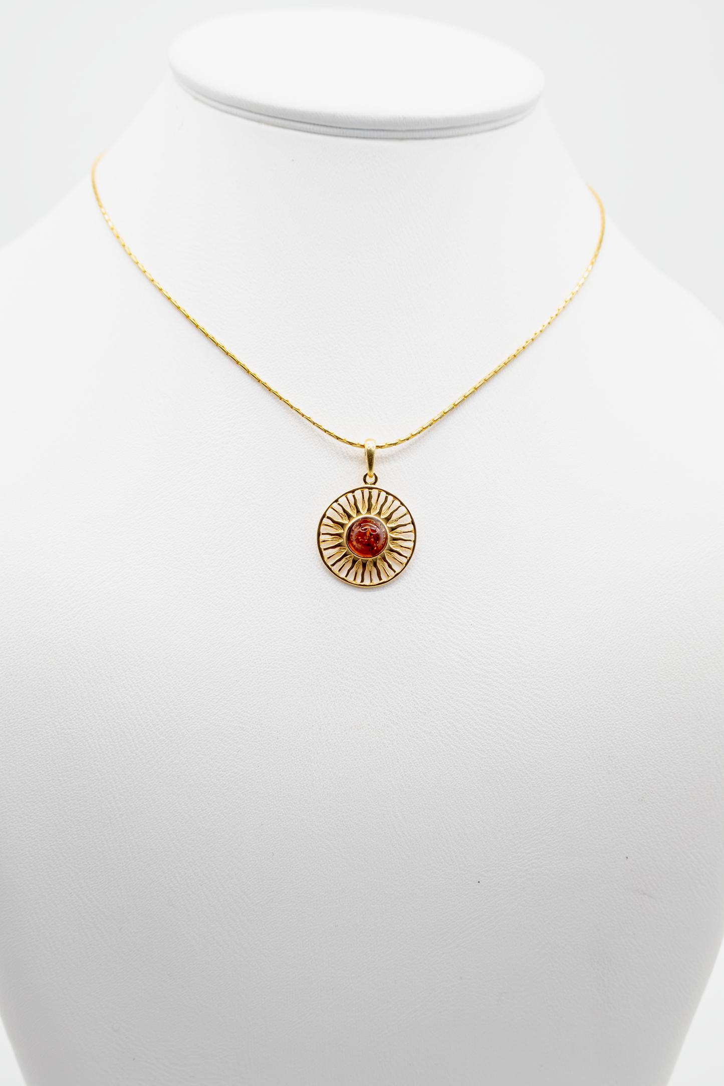 Anhänger "Sonne" aus Bernstein: 24 Karat vergoldet