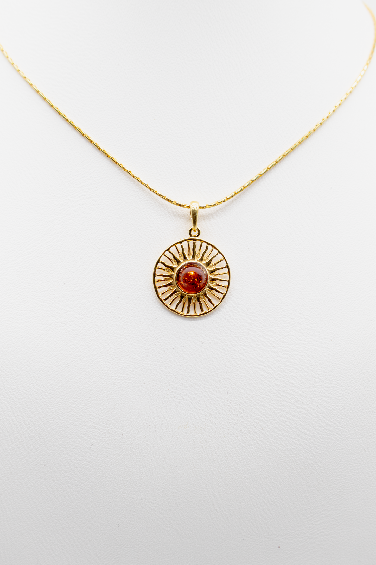 Anhänger "Sonne" aus Bernstein: 24 Karat vergoldet