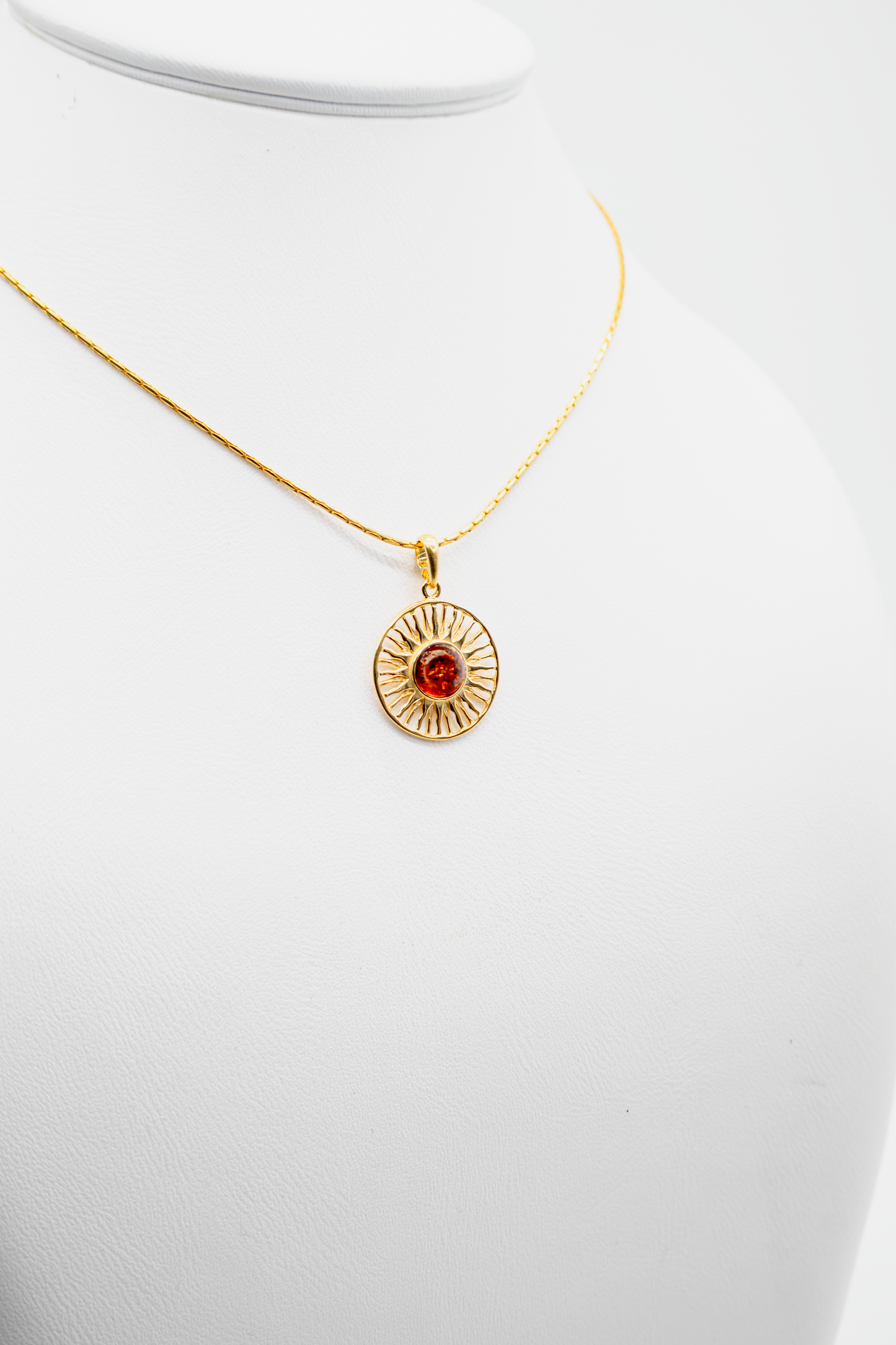 Anhänger "Sonne" aus Bernstein: 24 Karat vergoldet