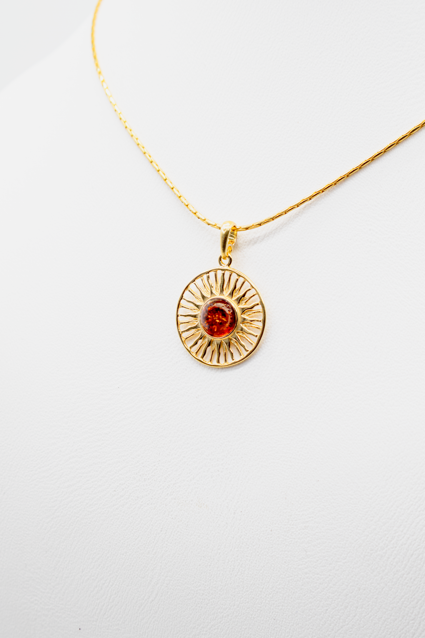 Anhänger "Sonne" aus Bernstein: 24 Karat vergoldet