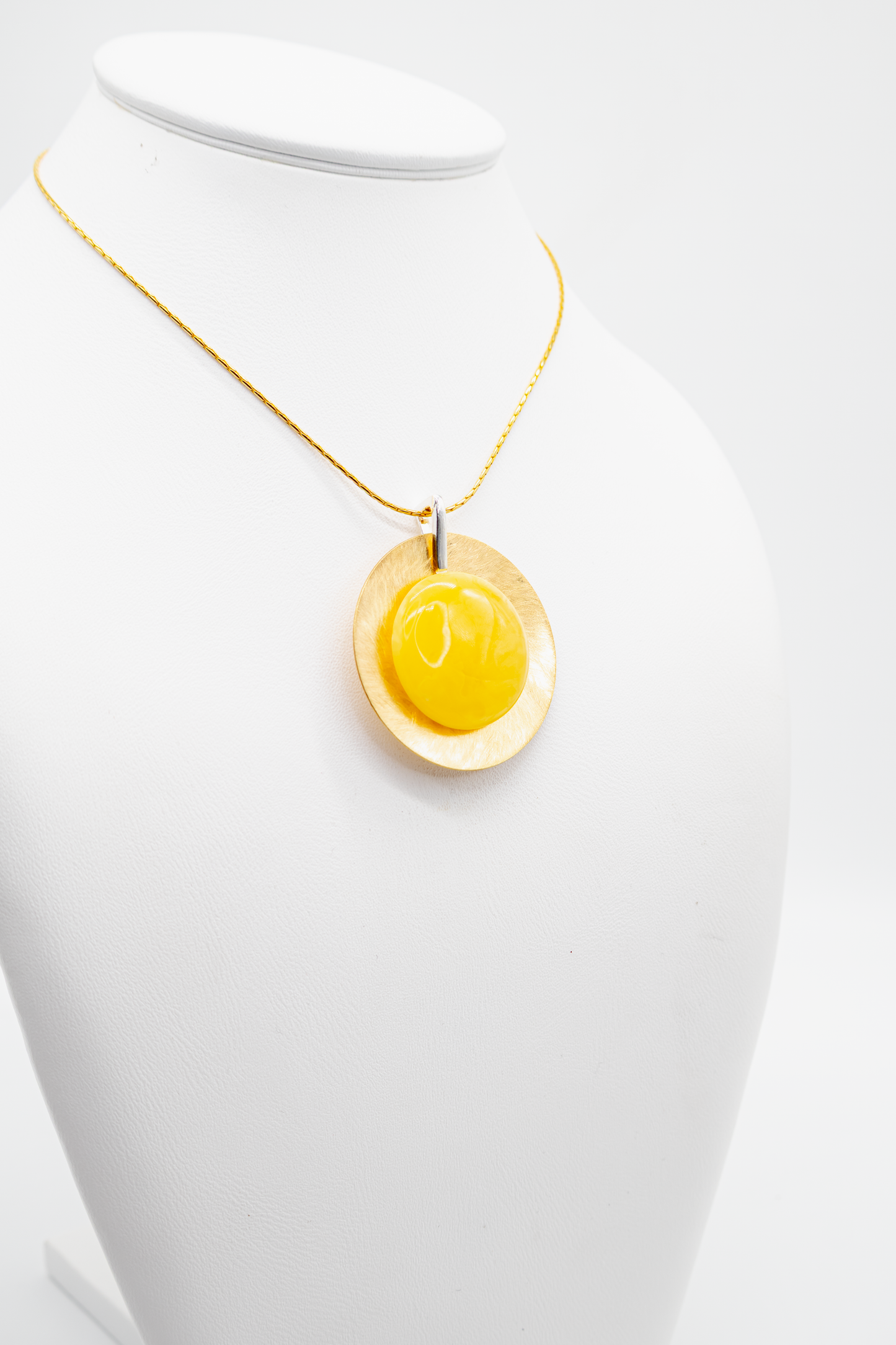 Moderner Bernsteinanhänger Rund 24K Vergoldung