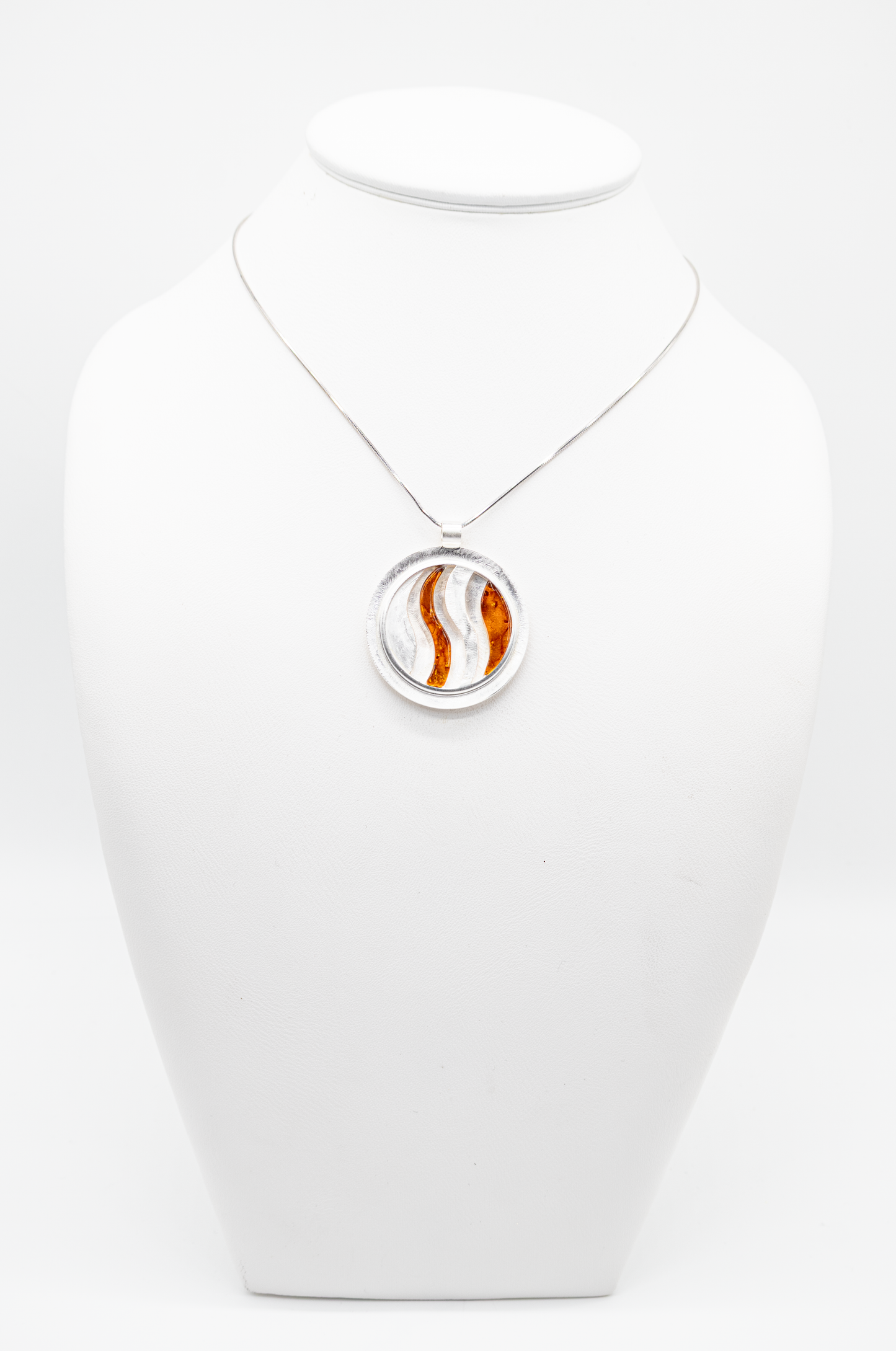 Moderner Bernsteinanhänger aus 925er Silber