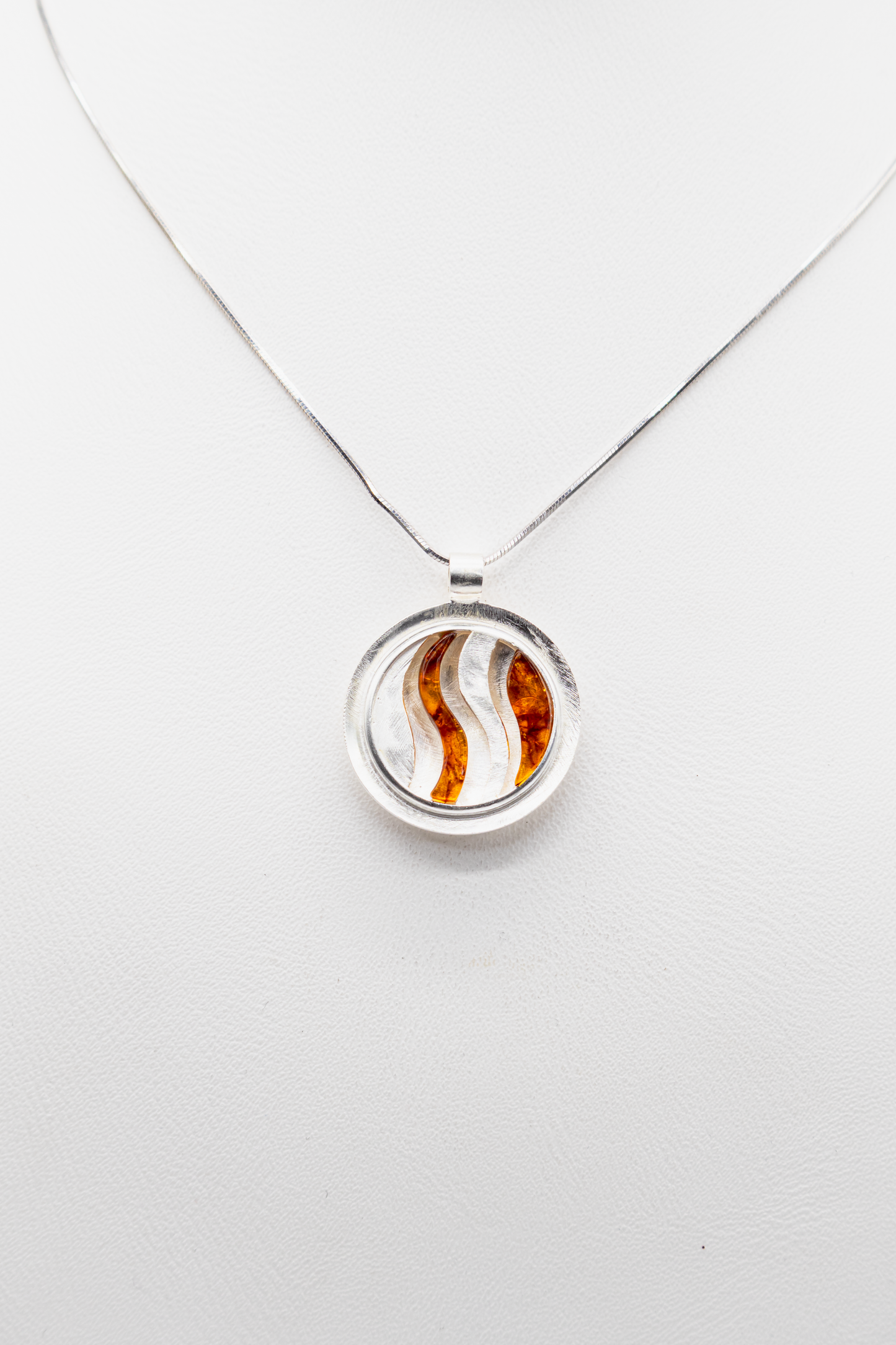 Moderner Bernsteinanhänger aus 925er Silber