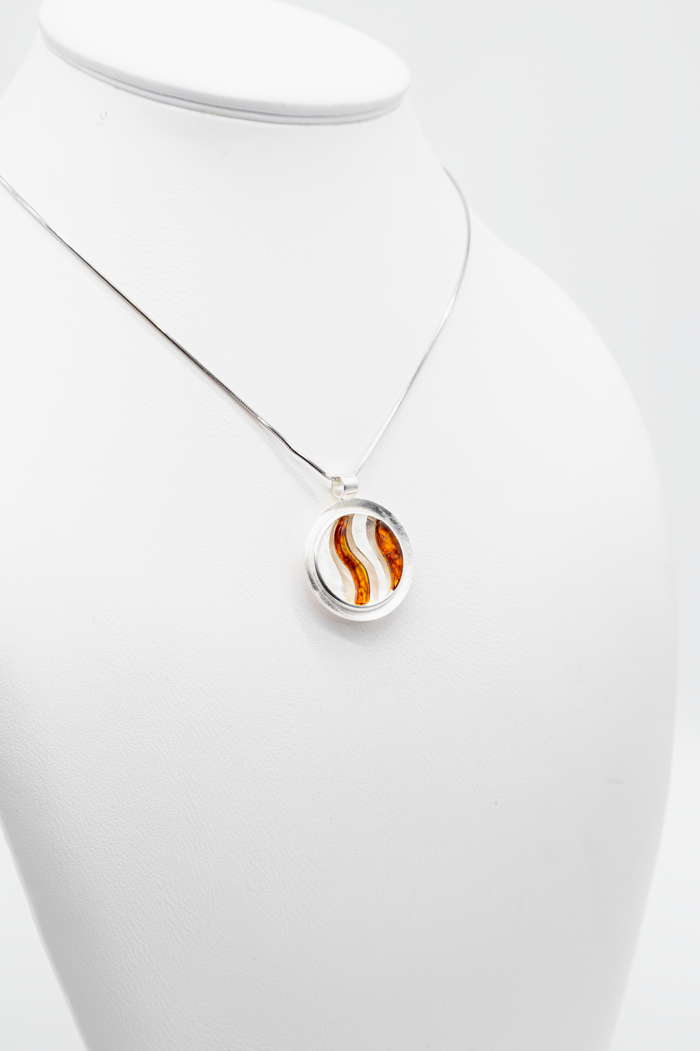 Moderner Bernsteinanhänger aus 925er Silber