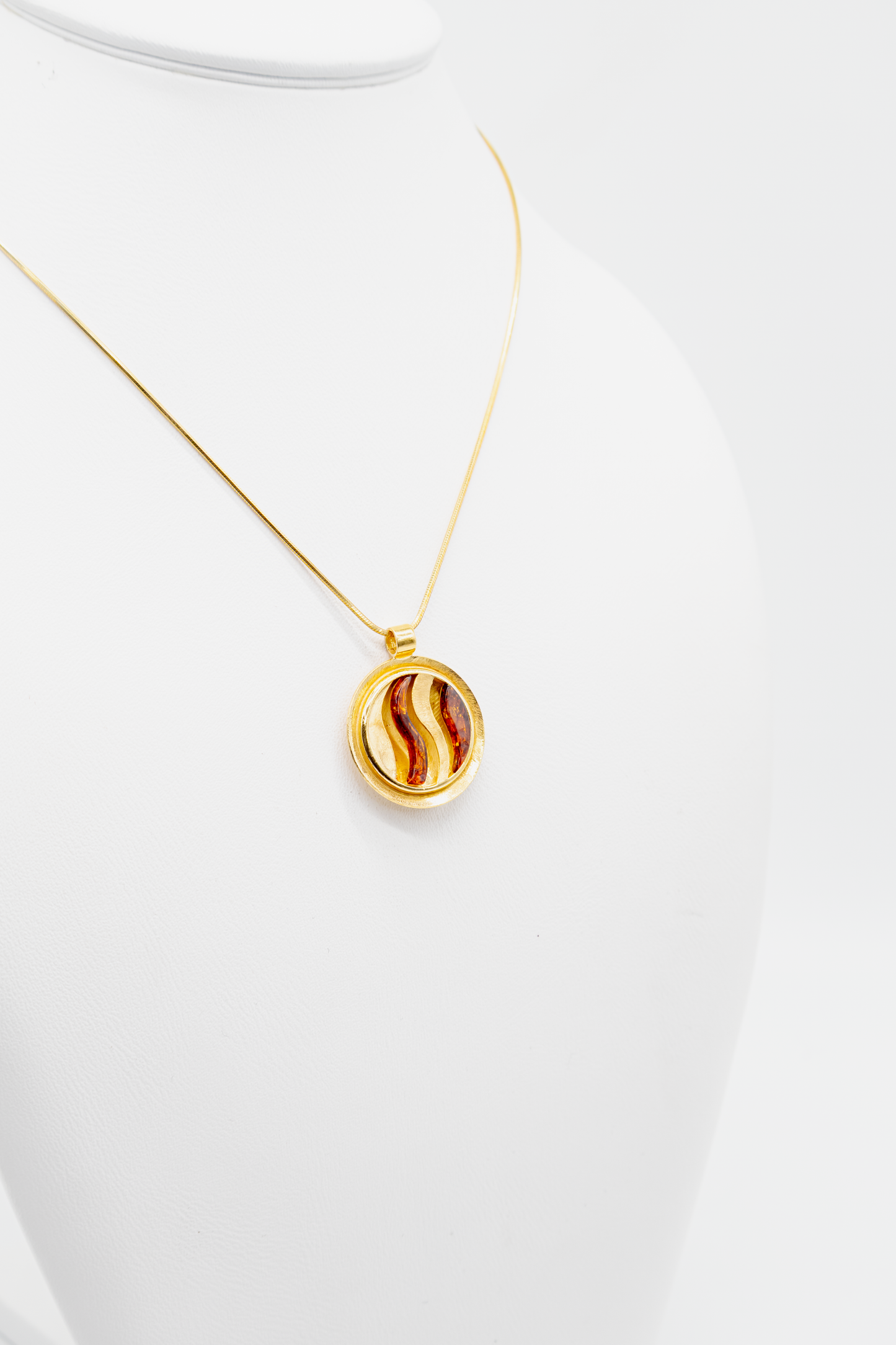 Runder Bernstein Anhänger für Damen vergoldet