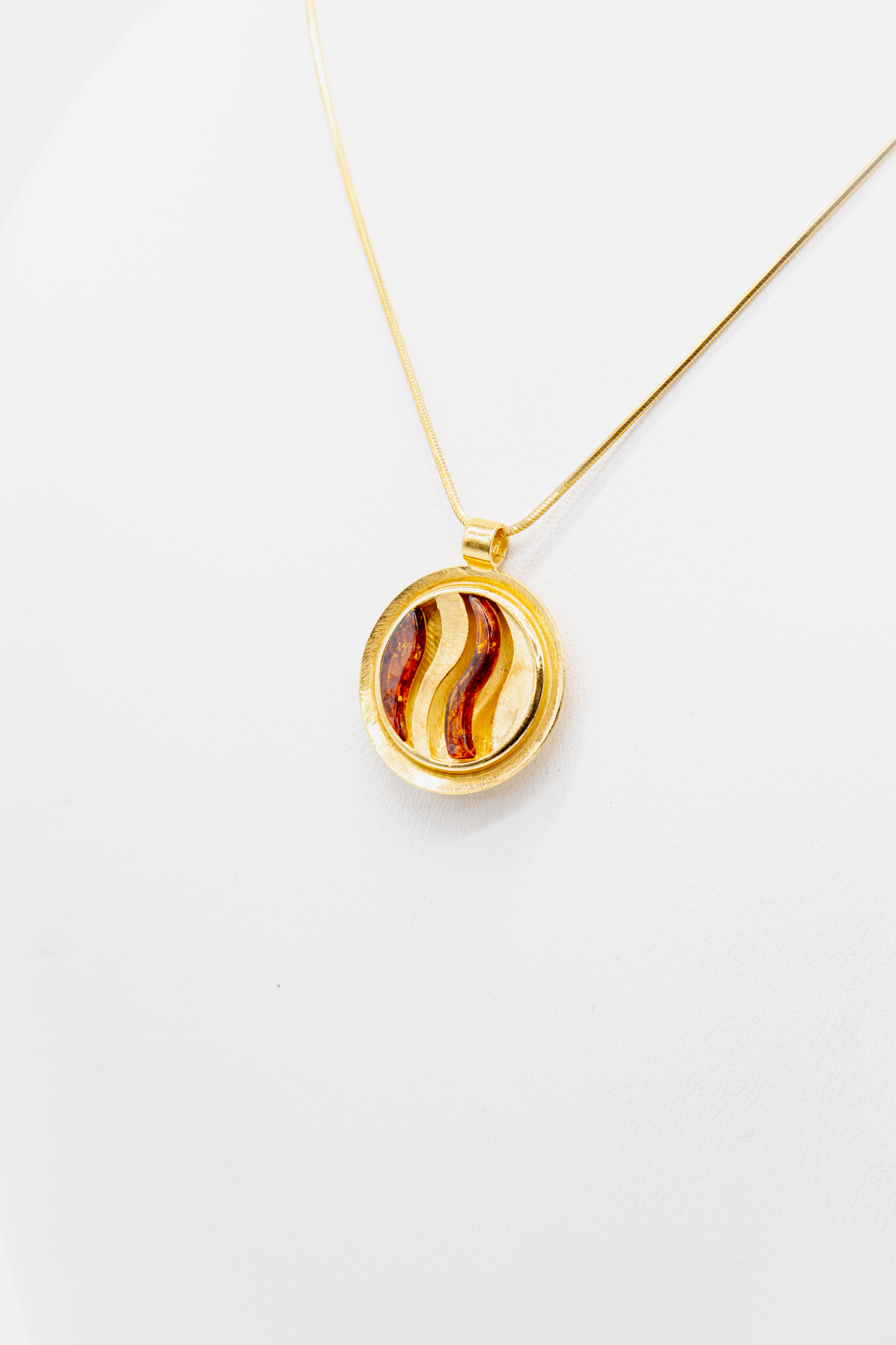 Runder Bernstein Anhänger für Damen vergoldet