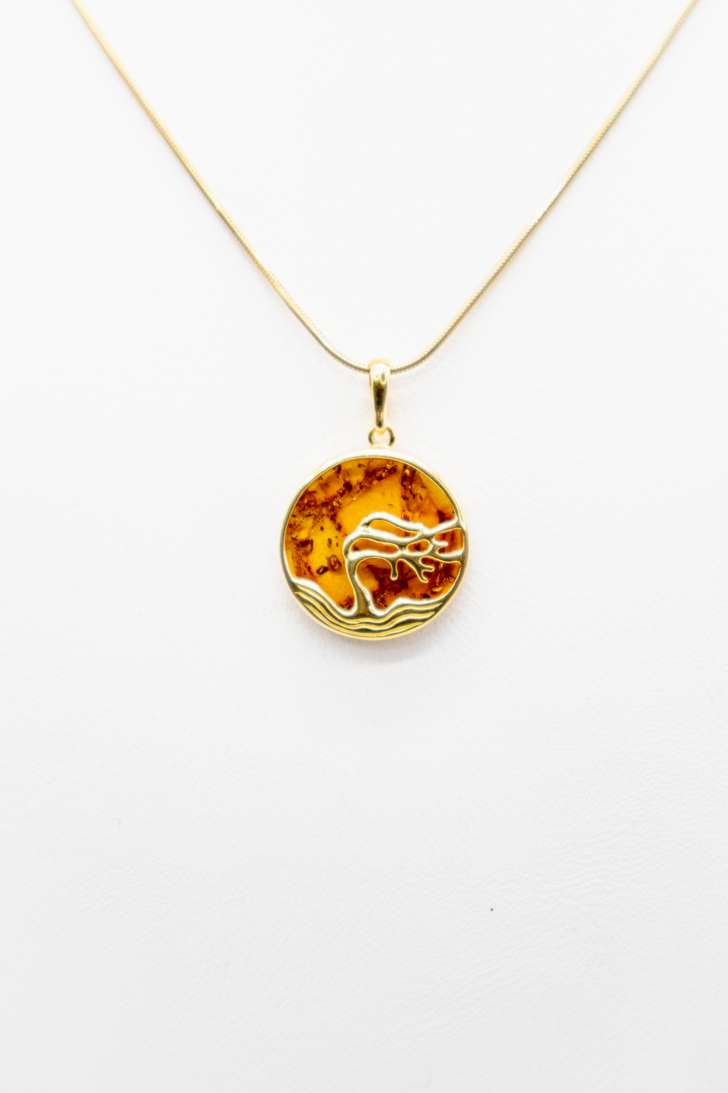 Goldener Baum des Lebens: Runder Anhänger mit Naturbernstein