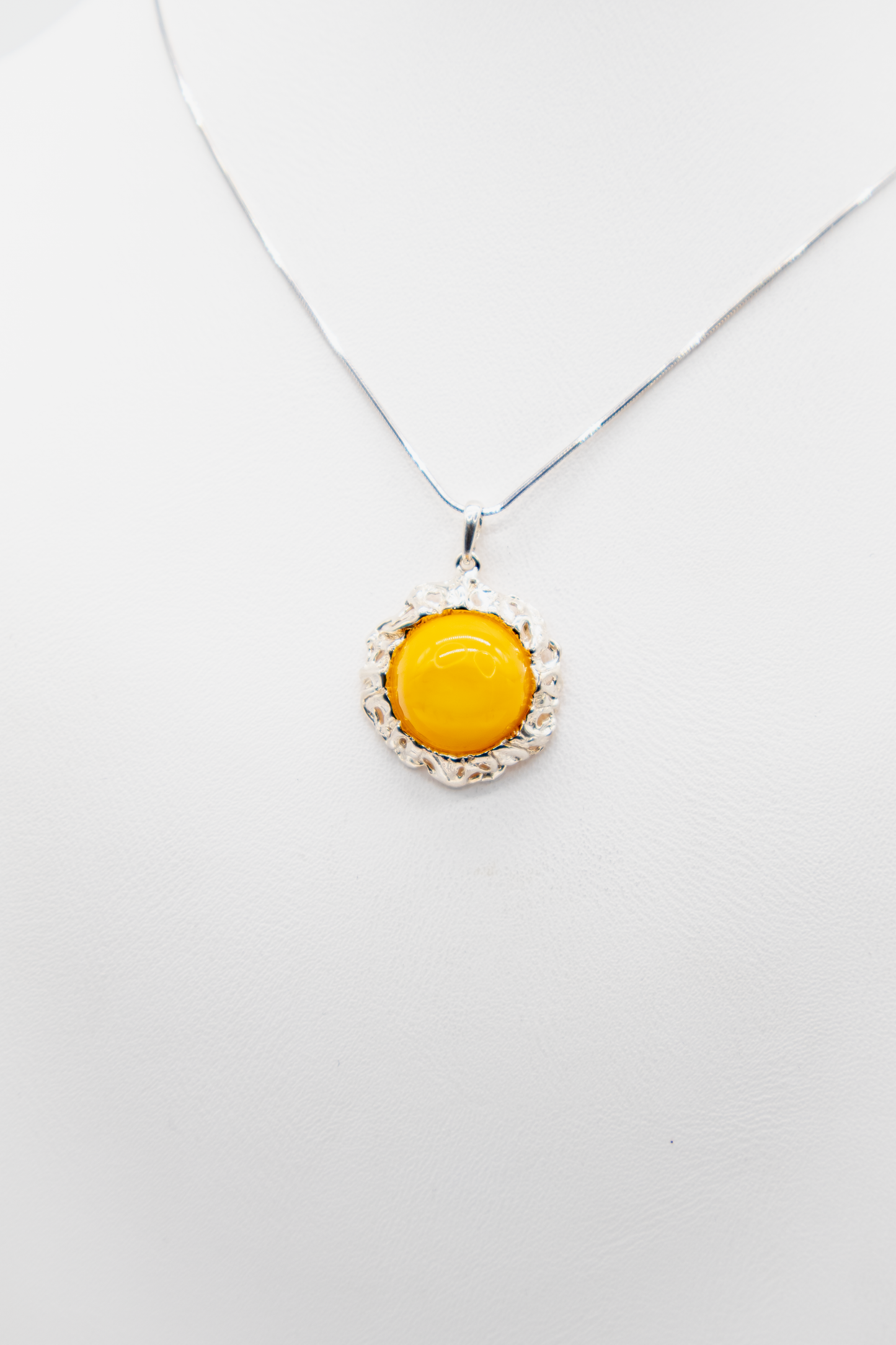 Exklusiver Anhänger: Gelber Bernstein-Cabochon in Silber