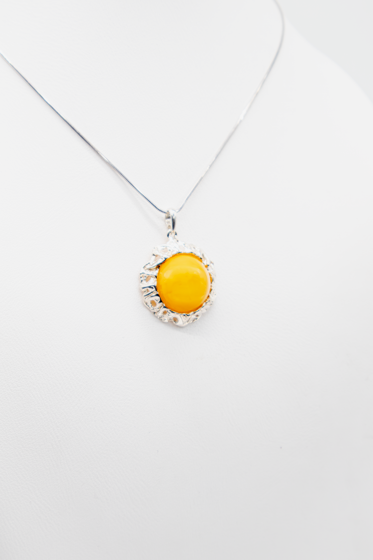 Exklusiver Anhänger: Gelber Bernstein-Cabochon in Silber