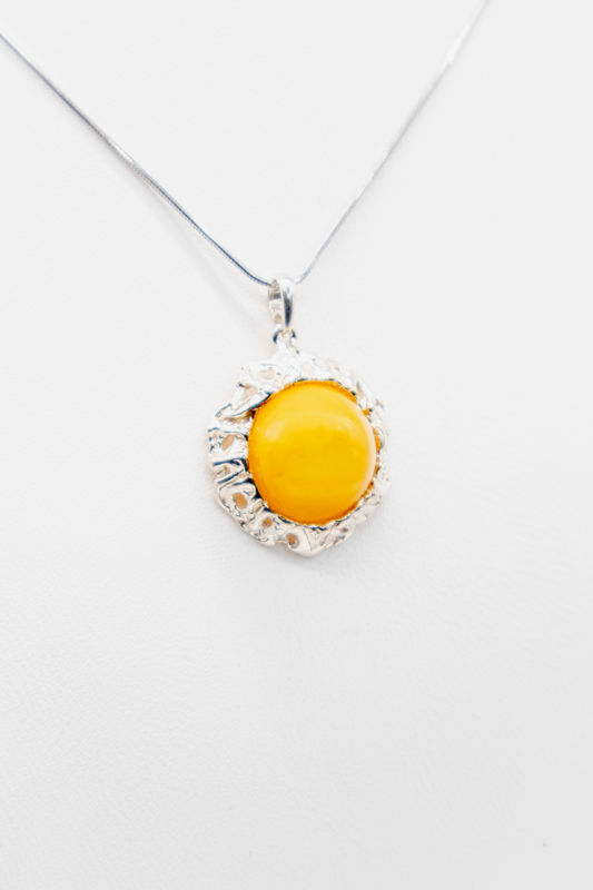 Exklusiver Anhänger: Gelber Bernstein-Cabochon in Silber
