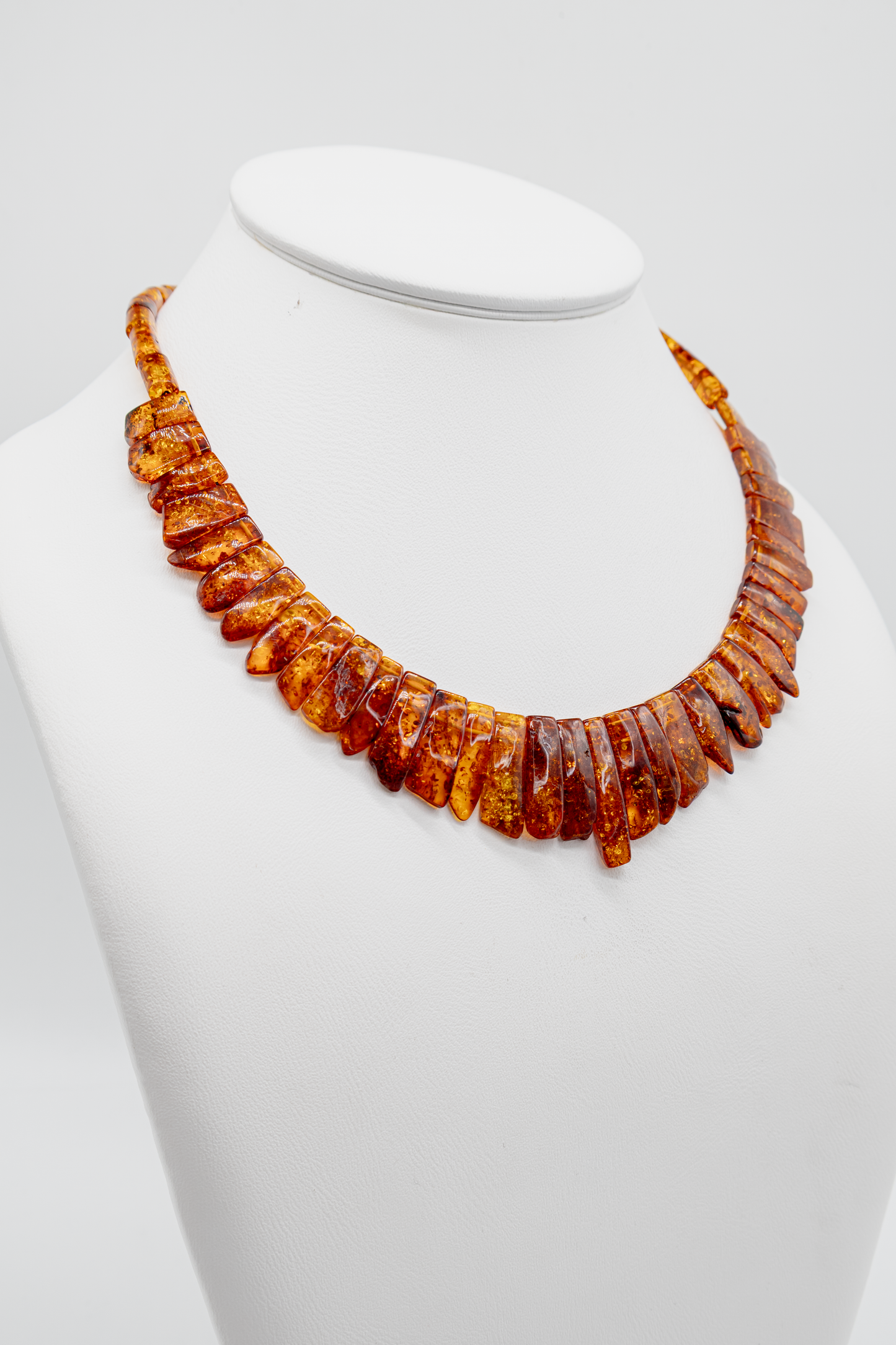 Handgefertigtes Bernstein-Kollier breite Platten