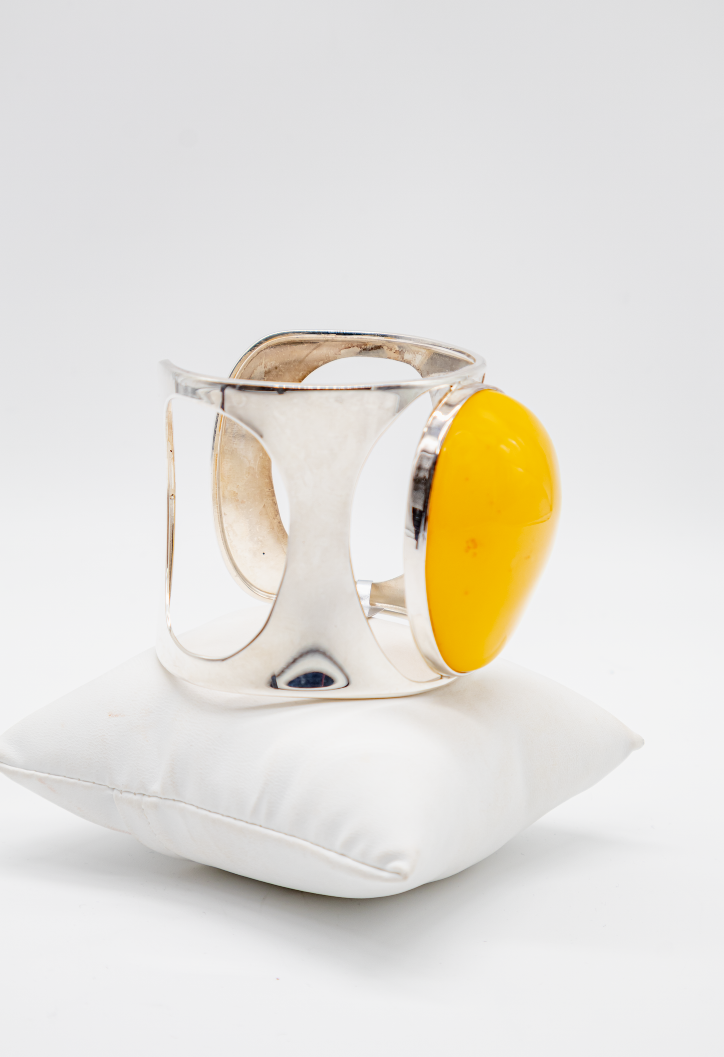 Moderner 925er Silberarmreif mit gelbem Bernstein