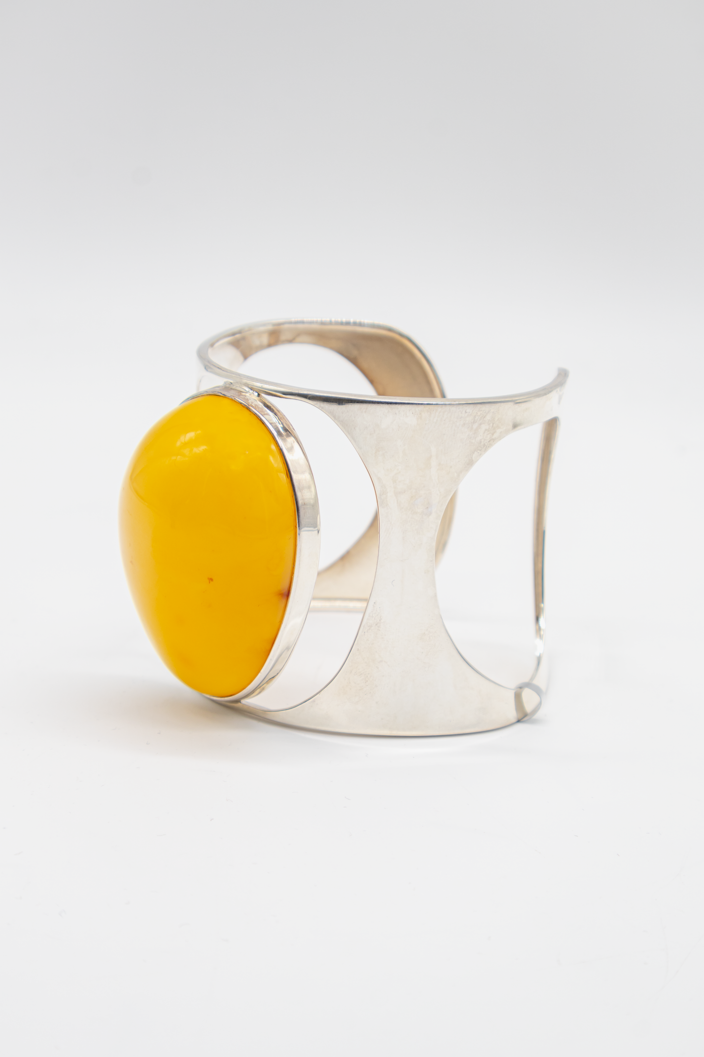 Moderner 925er Silberarmreif mit gelbem Bernstein