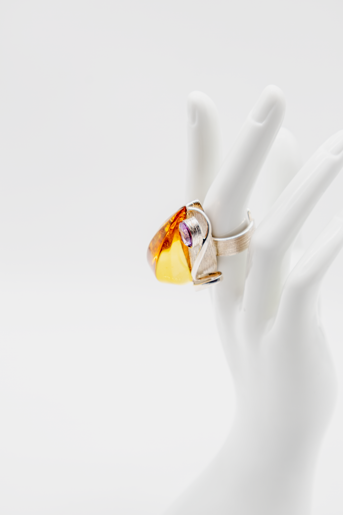 Exklusiver Silberring mit Bernstein und Amethyst