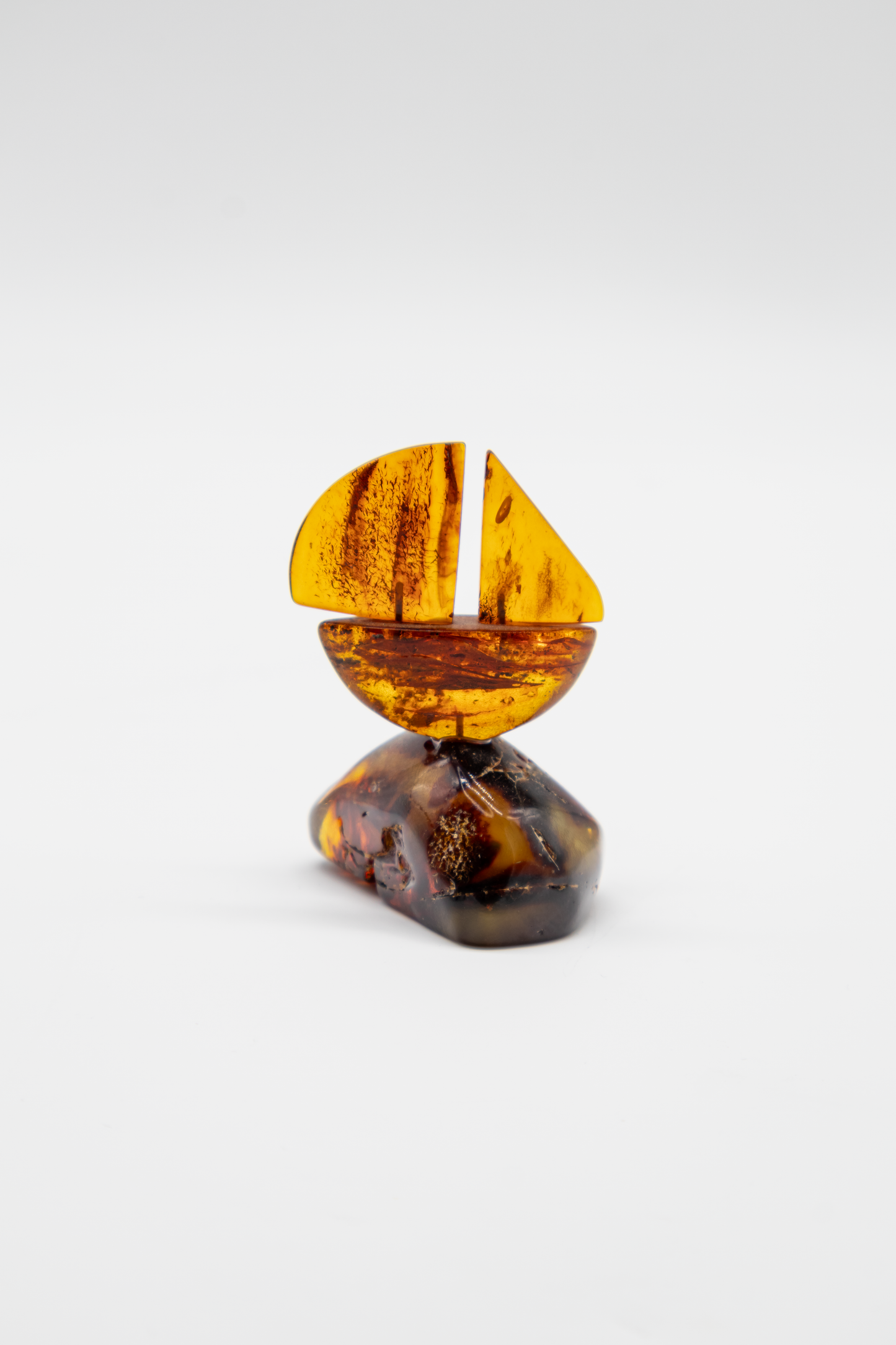 Bernstein Segelboot Miniatur – Symbol für Freiheit & Harmonie