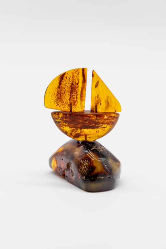 Bernstein Segelboot Miniatur – Symbol für Freiheit & Harmonie