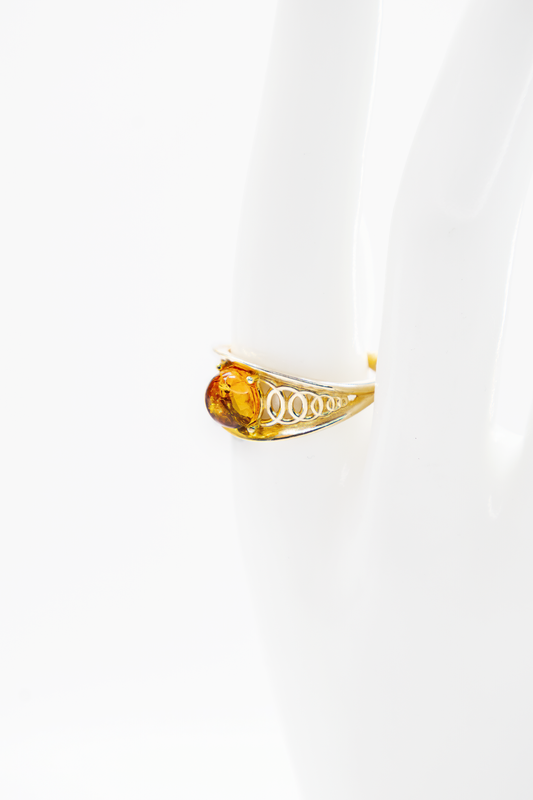 Gold-plated amber ring – an elegant classic