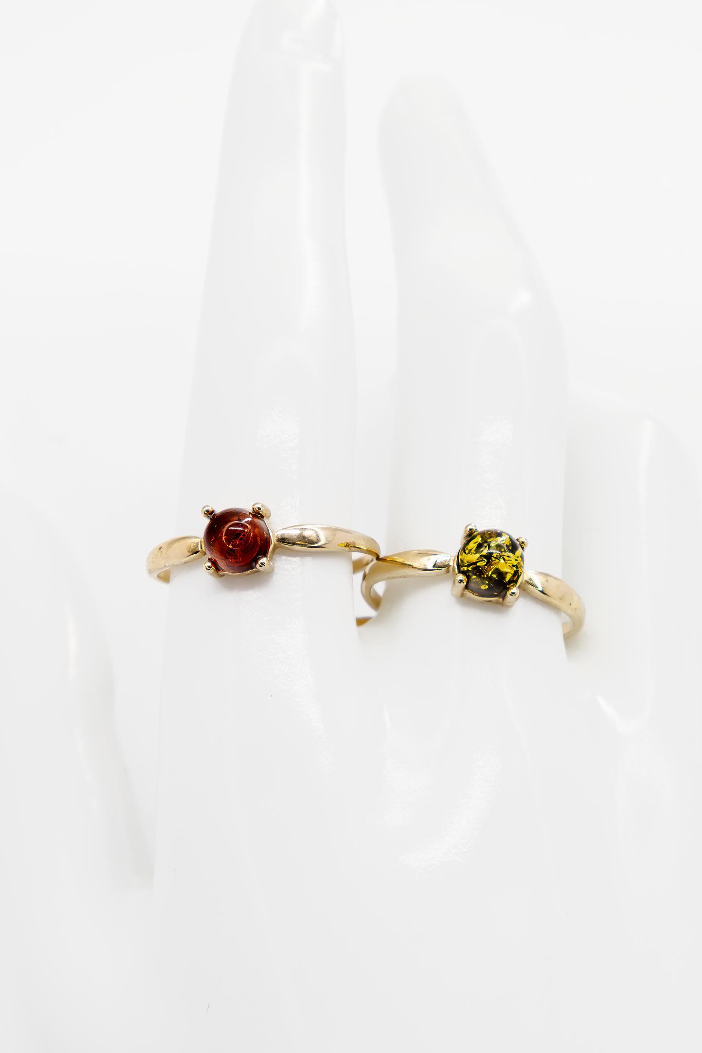 Vergoldeter Ring mit Bernstein – minimalistisches Design