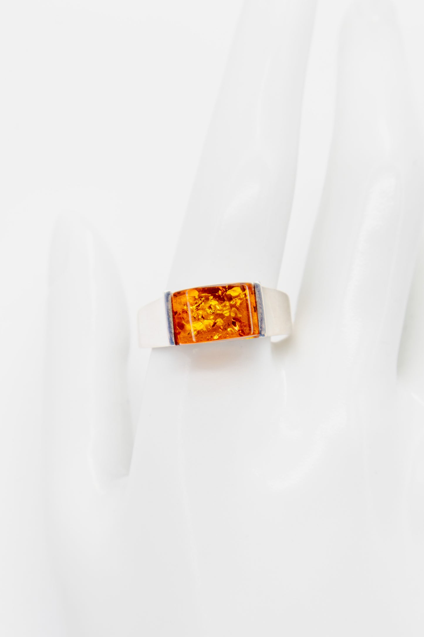 Discrete herenring met barnsteen – stijlvol