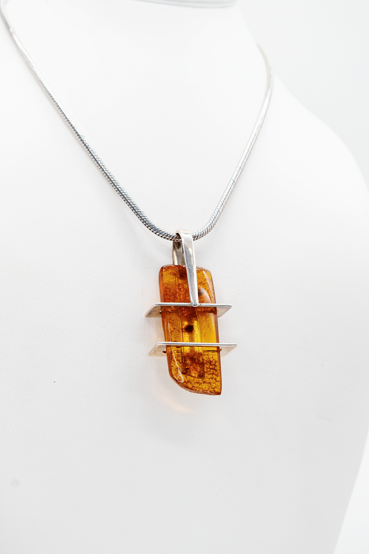 Men's amber pendant in 925 sterling silver – modern &amp; striking