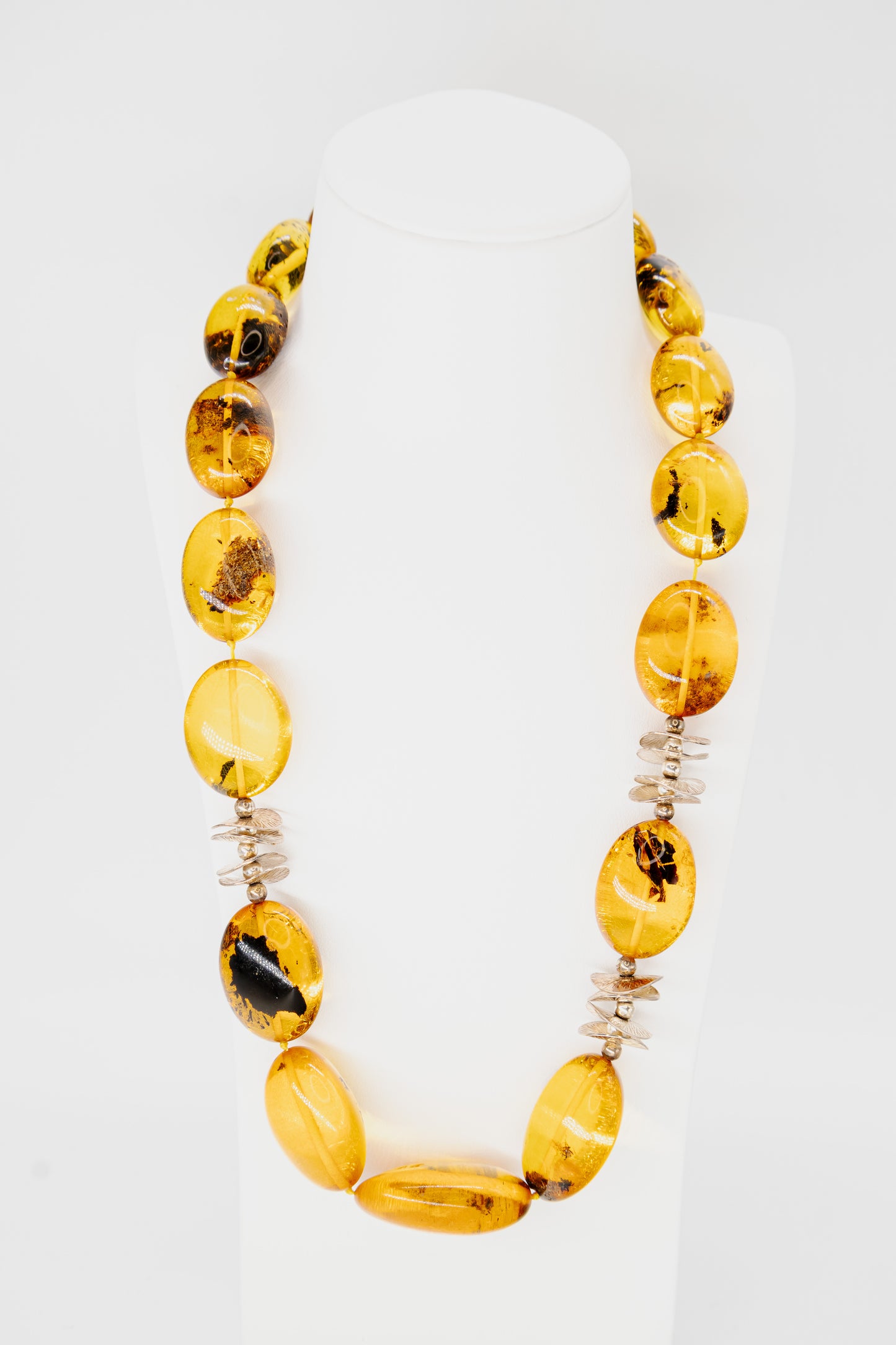 Luxurious amber necklace – genuine craftsmanship
