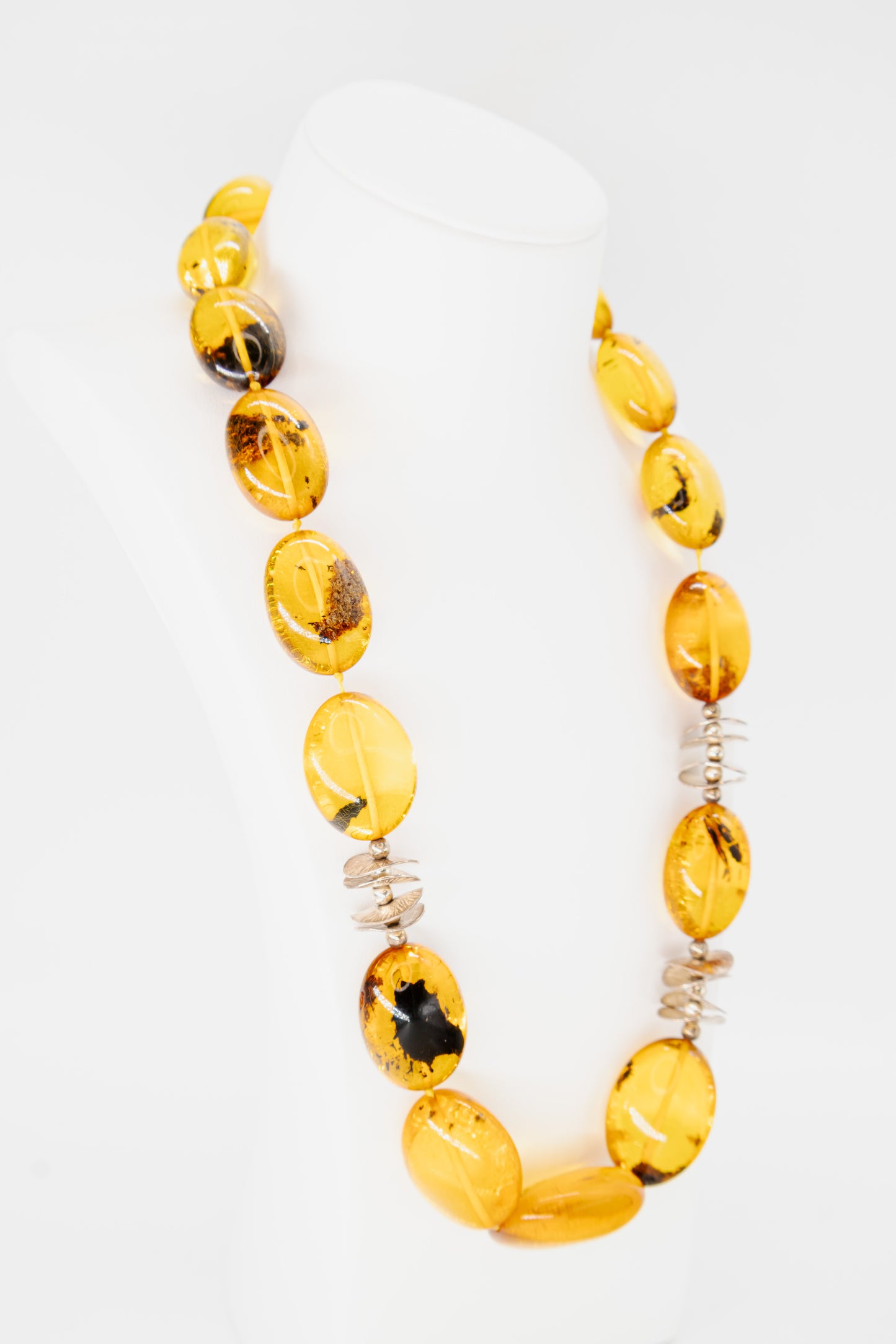 Luxurious amber necklace – genuine craftsmanship