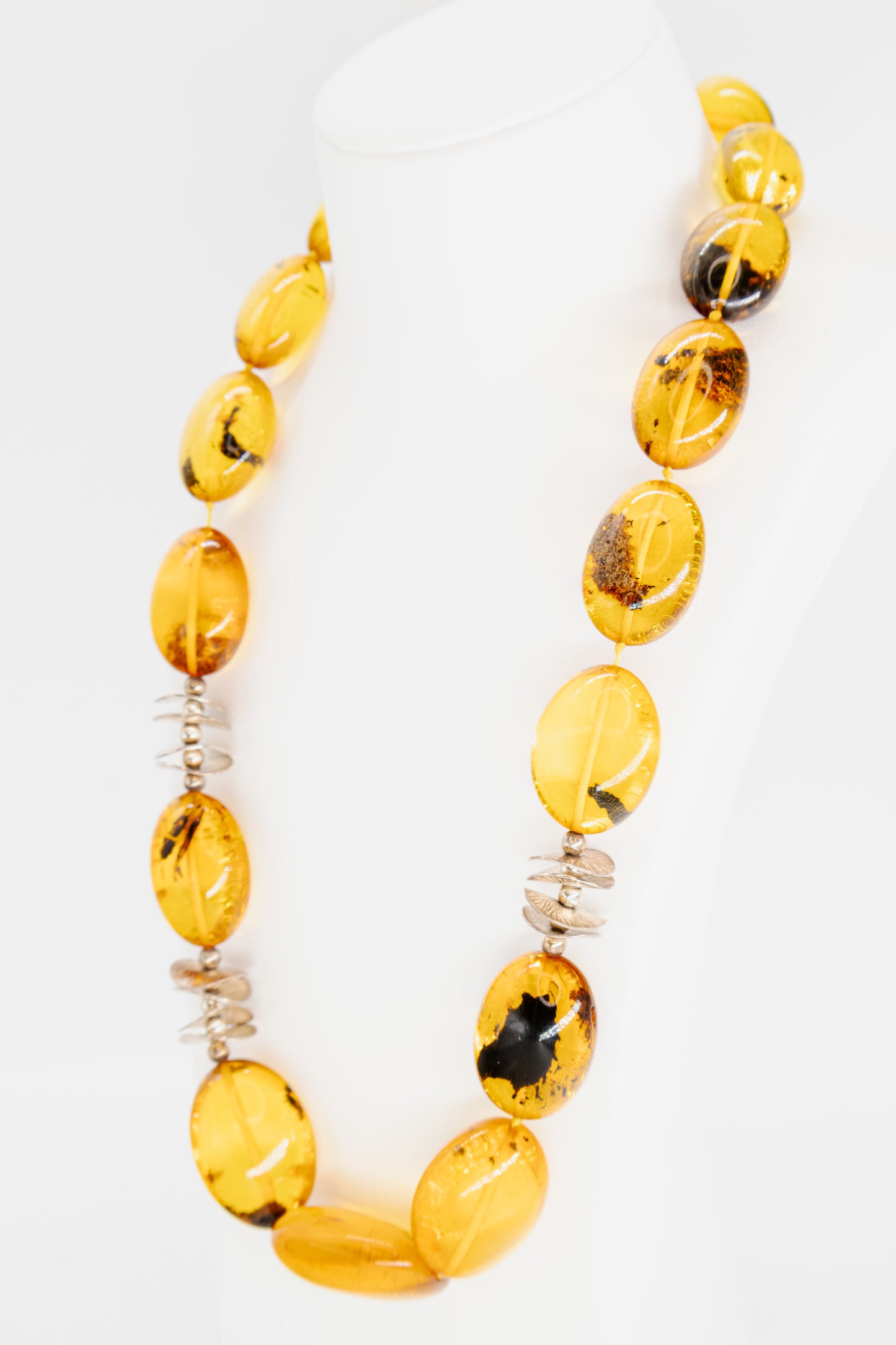 Luxurious amber necklace – genuine craftsmanship