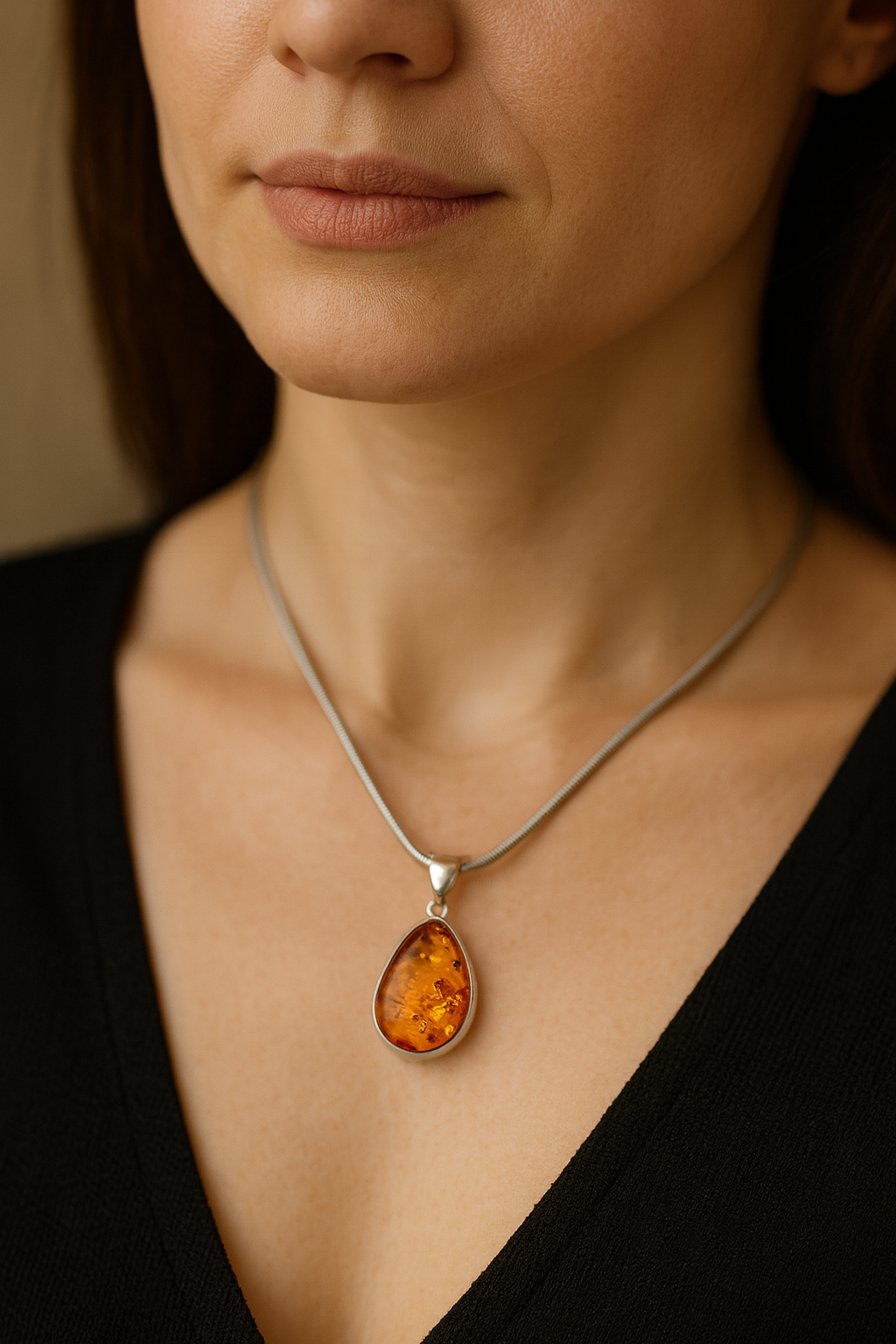 Warmer Orange-Bernsteinanhänger in Silber