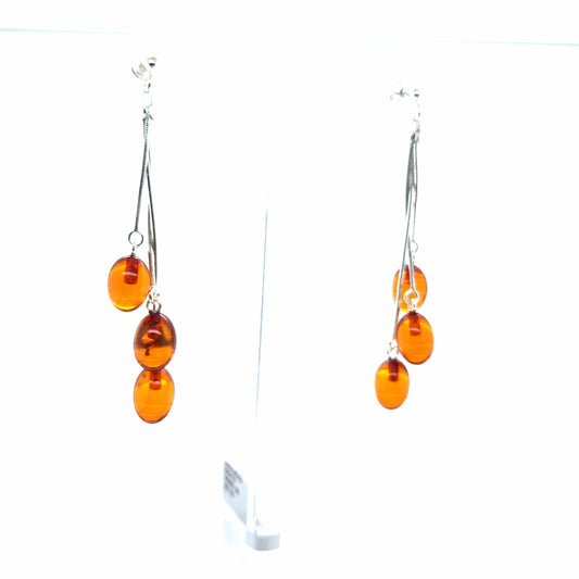 Stilvolle Hänge-Ohrstecker mit echtem Bernstein – Zarter, glänzender Ohrschmuck in leuchtenden Orangetönen