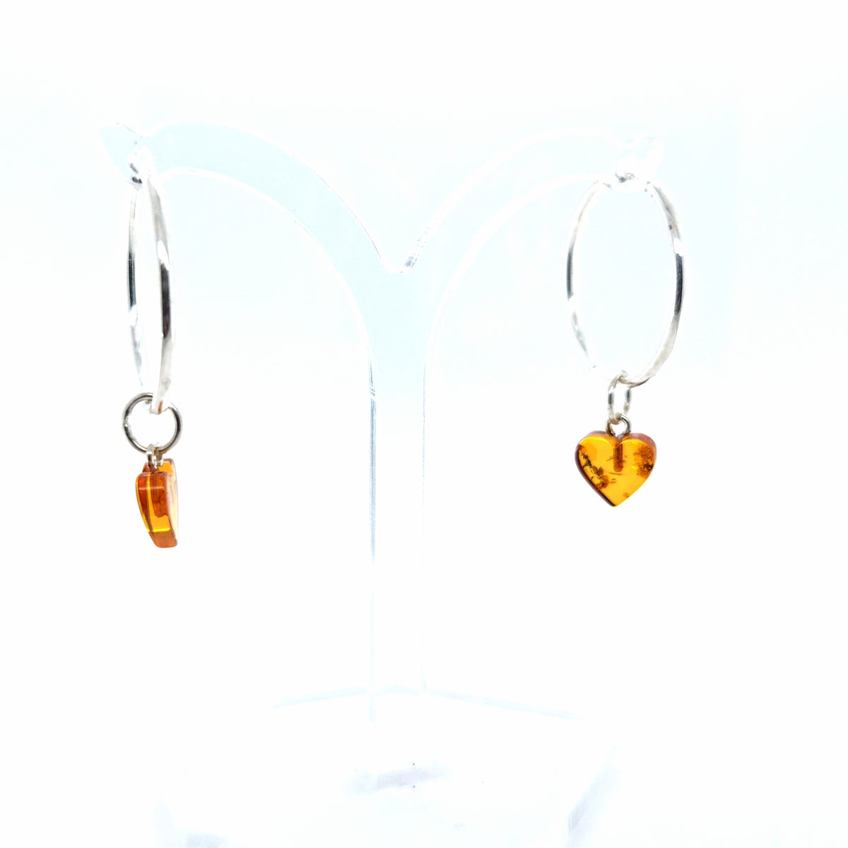Stilvolle Silber-Creolen mit Bernstein-Herz – Zarter, glänzender Ohrschmuck mit liebevollen Details