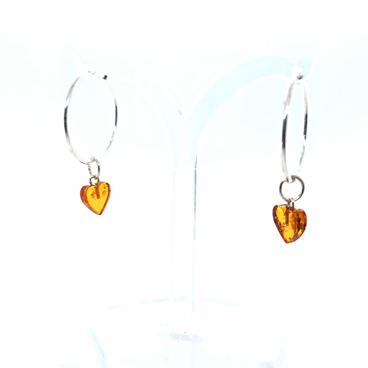 Stilvolle Silber-Creolen mit Bernstein-Herz – Zarter, glänzender Ohrschmuck mit liebevollen Details