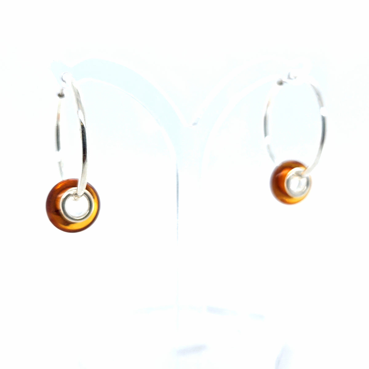 Silber-Creolen mit Bernstein-Charm – Handgemachter Ohrschmuck