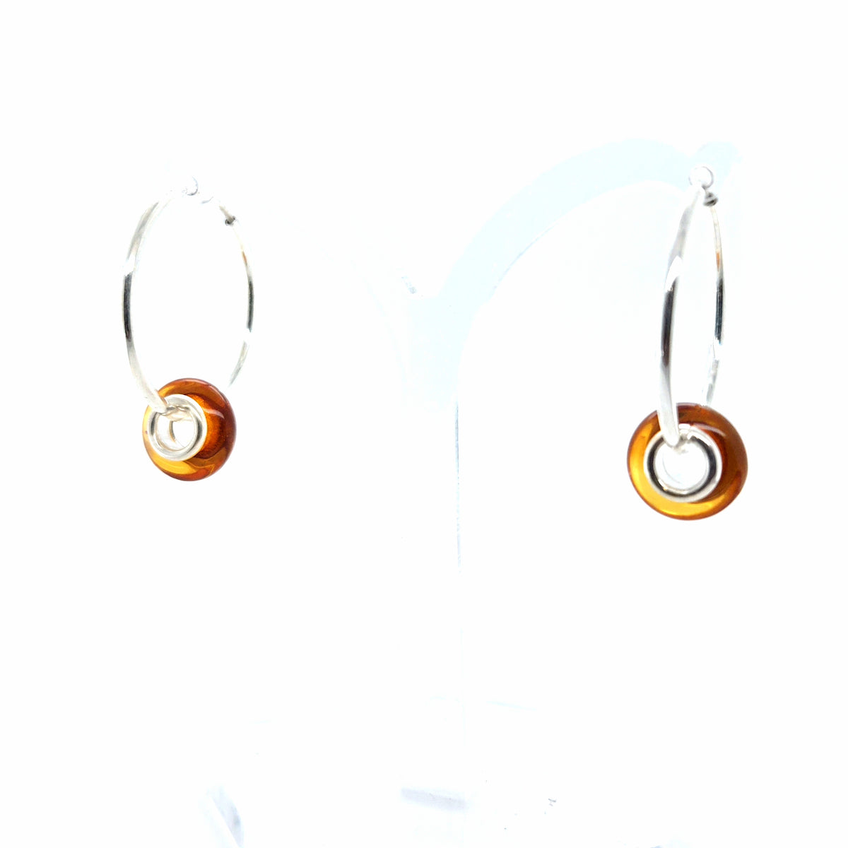 Silber-Creolen mit Bernstein-Charm – Handgemachter Ohrschmuck