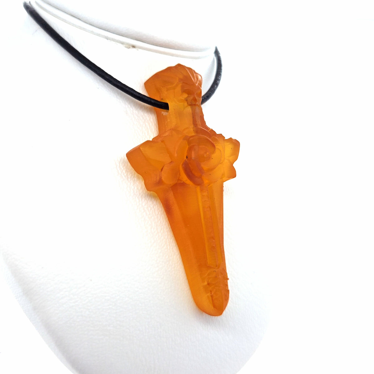 Exklusiver Bernstein-Amulett-Anhänger Unikat – Kunstvolles Dagger-Design für Herren aus echtem Ostsee-Bernstein