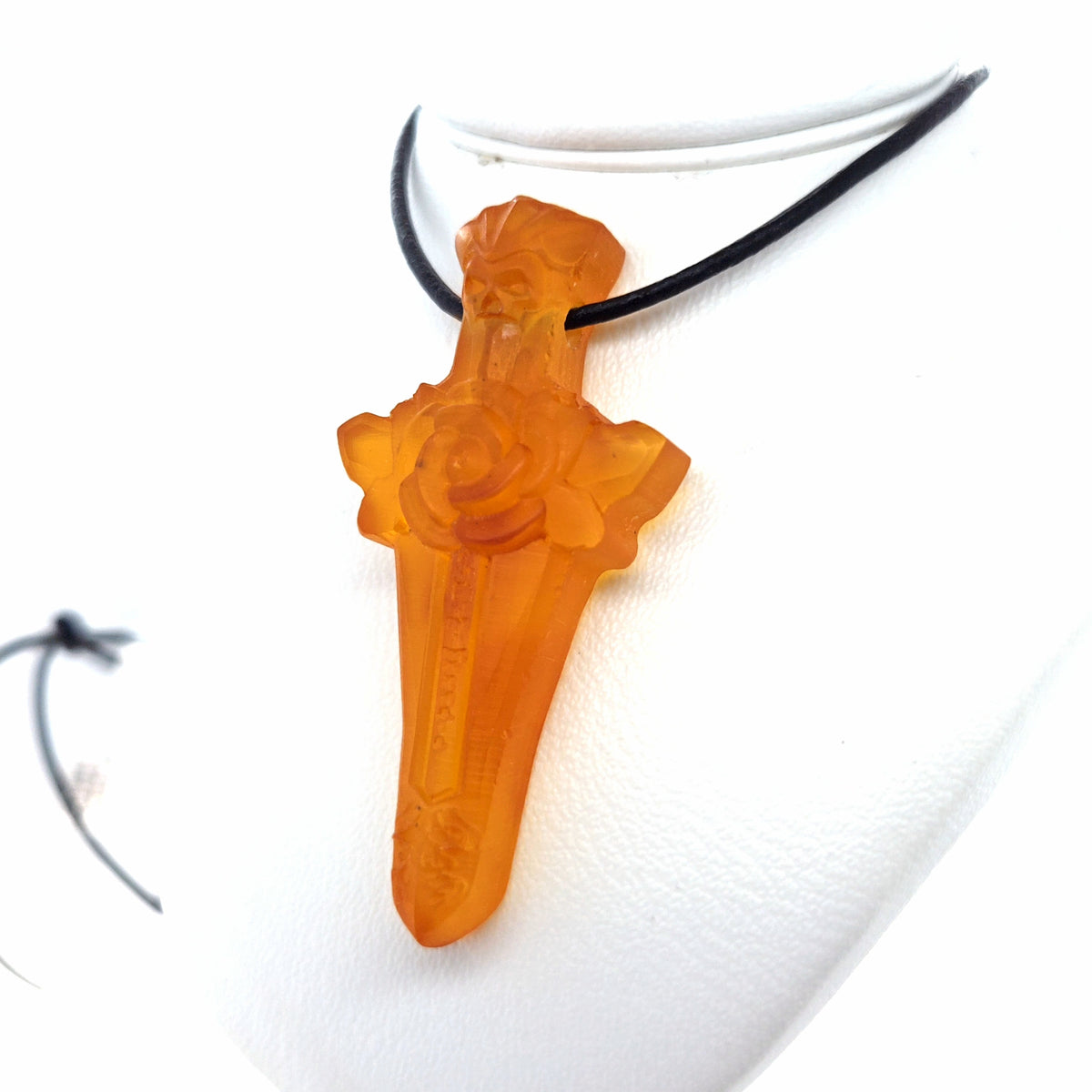 Exklusiver Bernstein-Amulett-Anhänger Unikat – Kunstvolles Dagger-Design für Herren aus echtem Ostsee-Bernstein