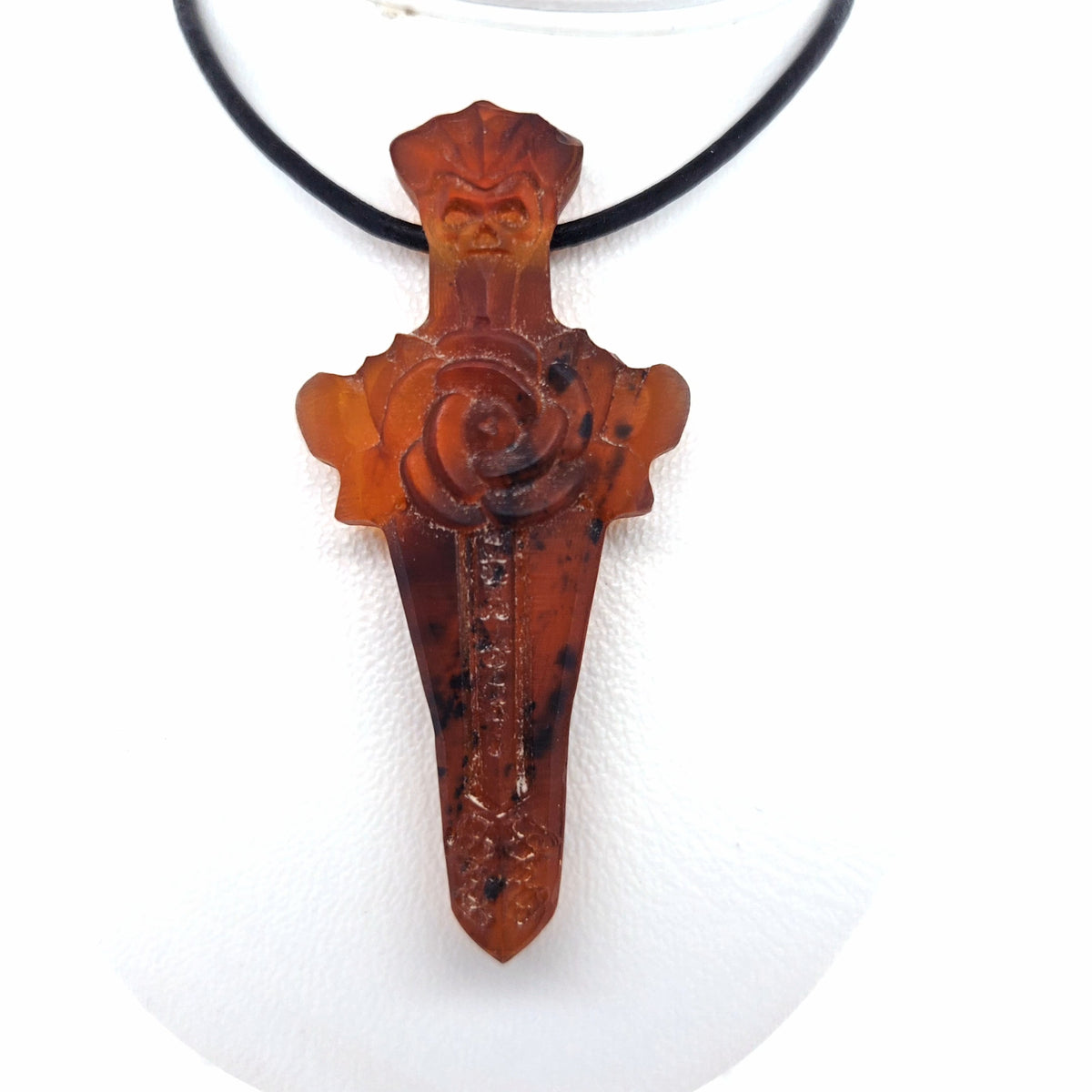 Exklusiver Dunkler Bernstein-Amulett-Anhänger Unikat – Kunstvolles Dagger-Design aus echtem Ostsee-Bernstein