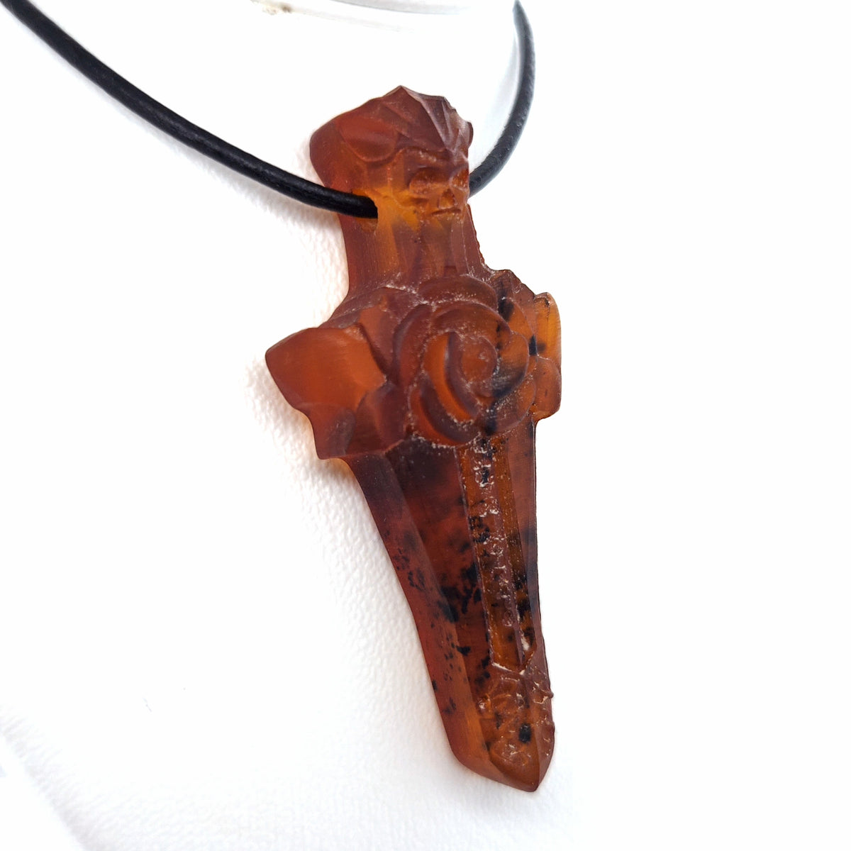 Exklusiver Dunkler Bernstein-Amulett-Anhänger Unikat – Kunstvolles Dagger-Design aus echtem Ostsee-Bernstein