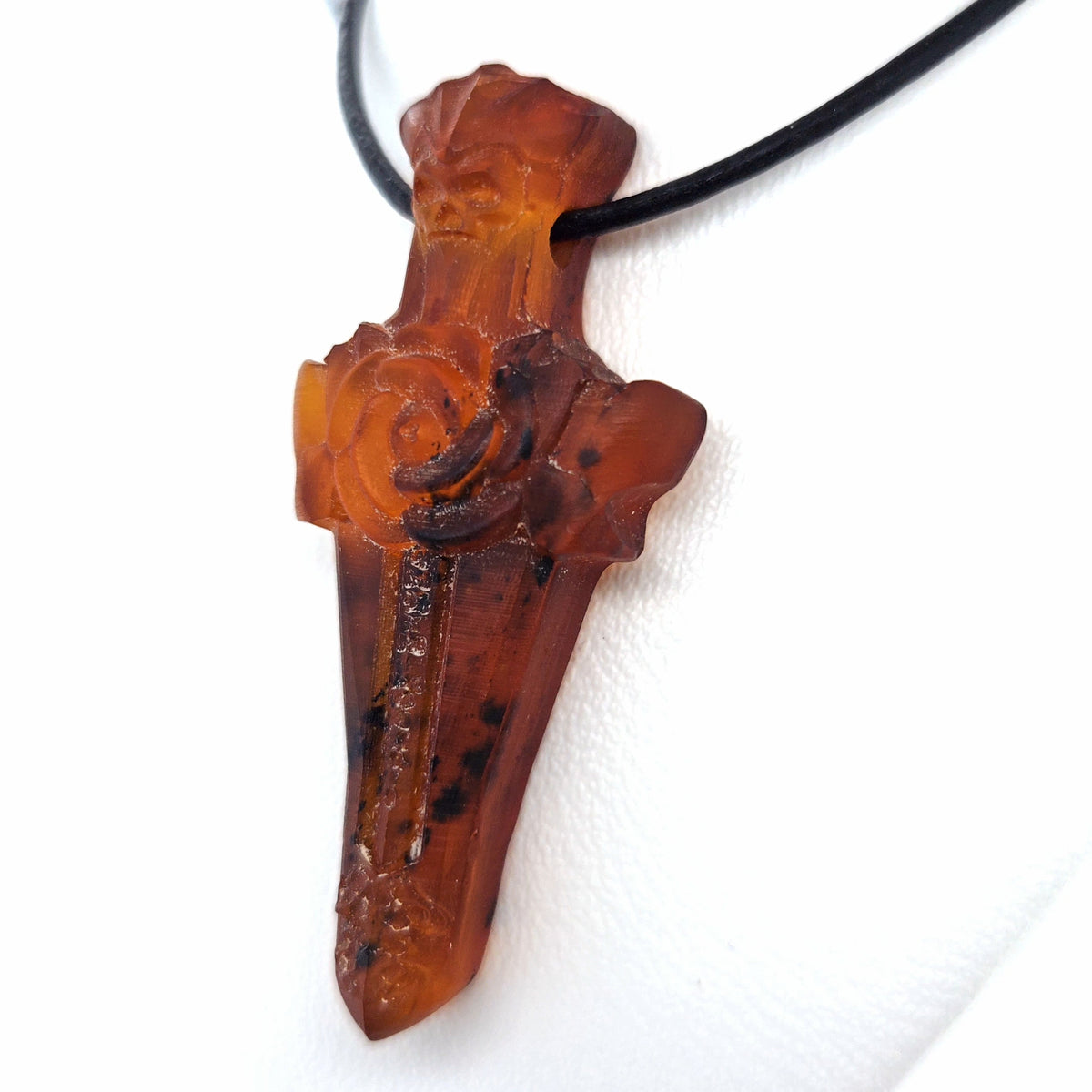 Exklusiver Dunkler Bernstein-Amulett-Anhänger Unikat – Kunstvolles Dagger-Design aus echtem Ostsee-Bernstein