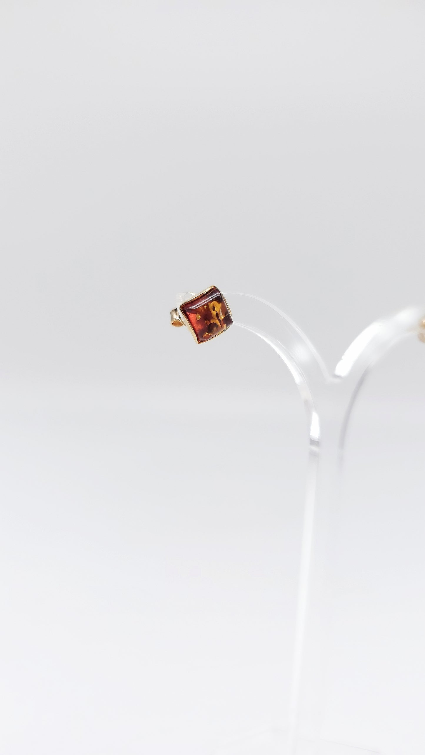 Minimalistische barnsteen oorstekers – verguld 925 zilver