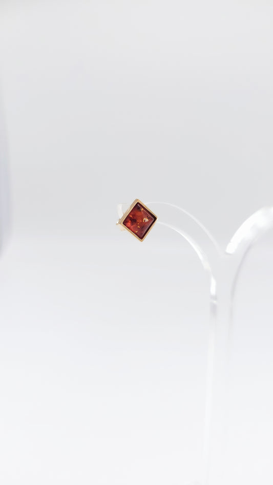 Klassisch und kantig: Quadratische Ohrstecker