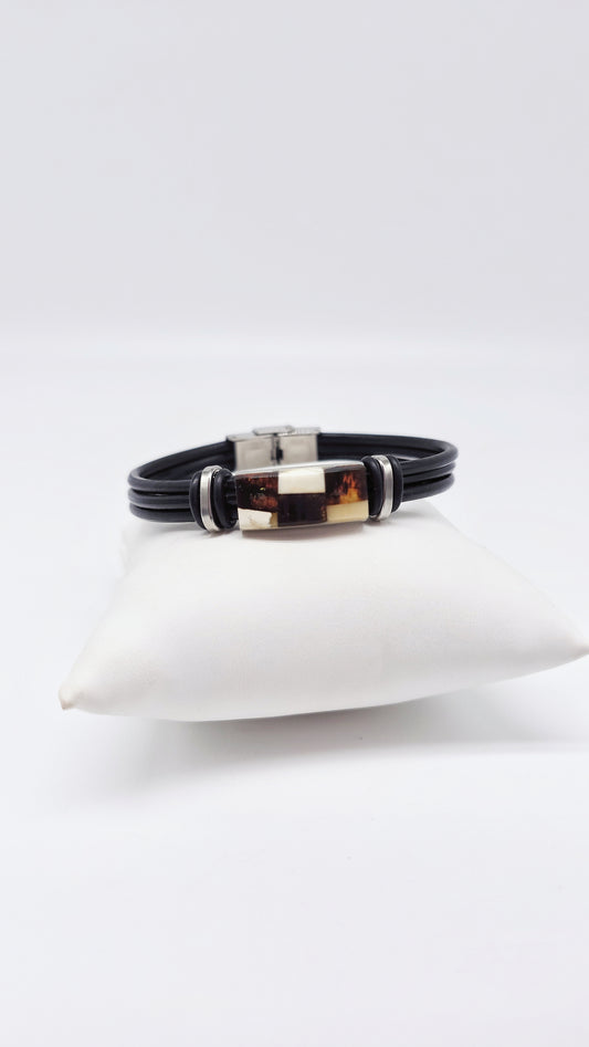 Amber meets leather: The perfect men's accessory