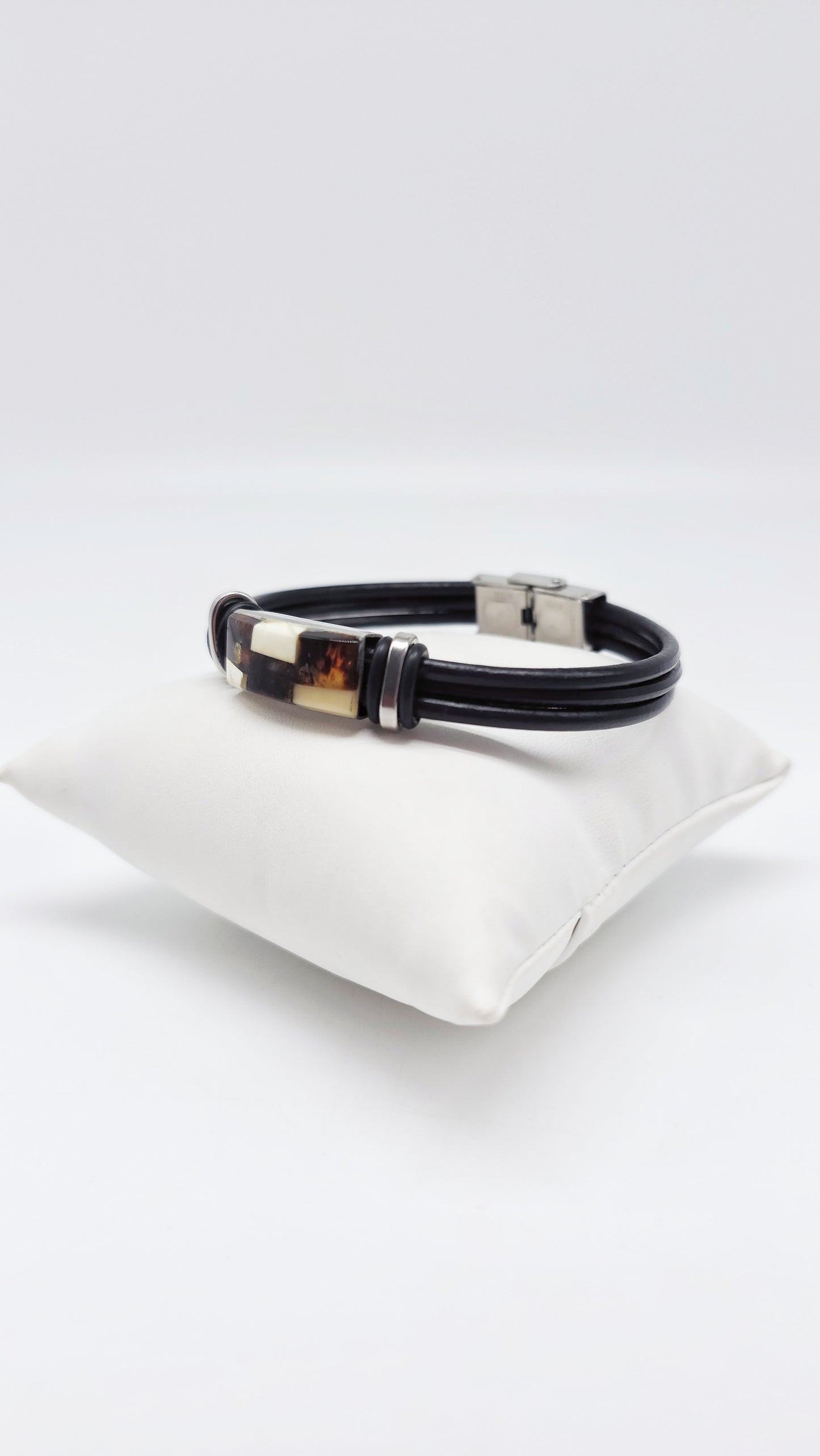 Bernstein trifft Leder: Das perfekte Männeraccessoire