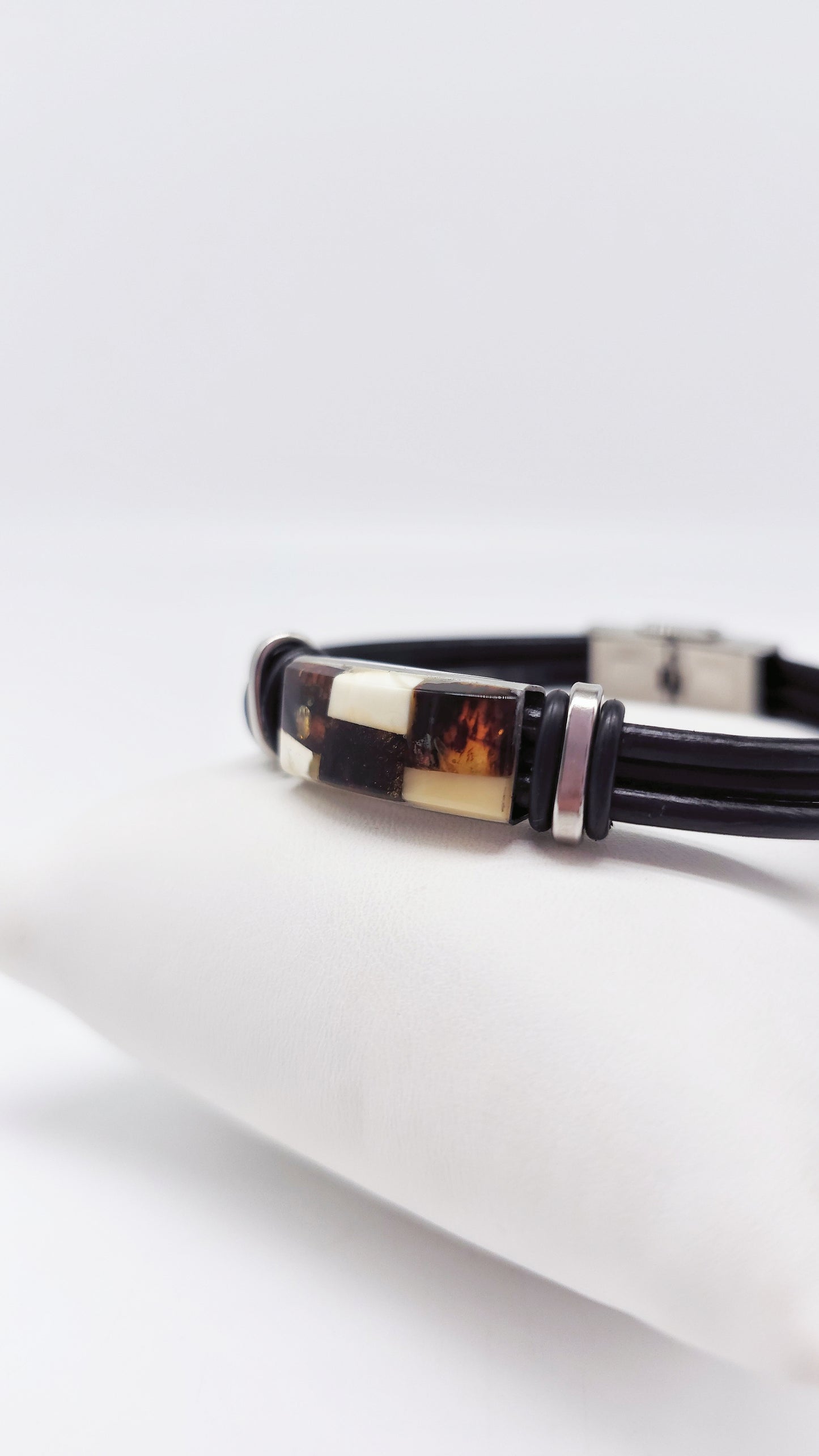 Bernstein trifft Leder: Das perfekte Männeraccessoire