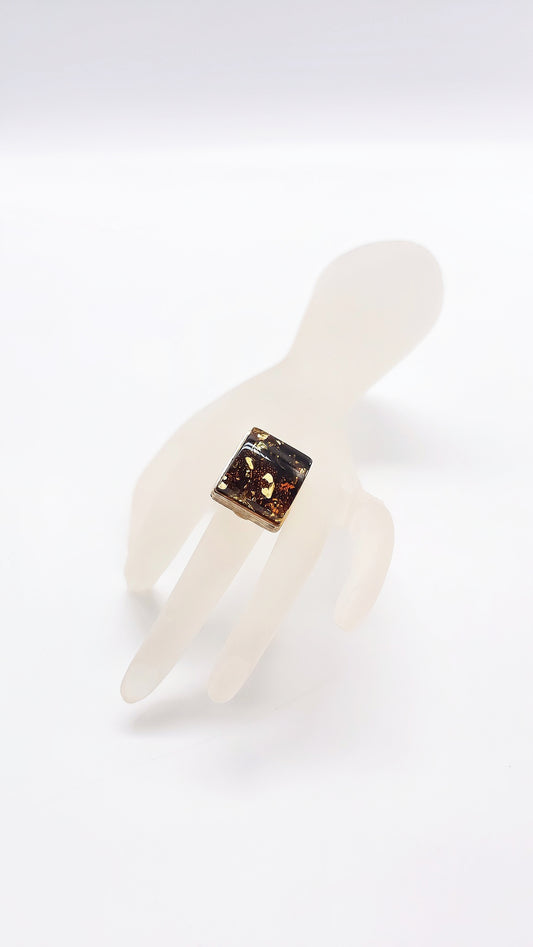 Quadratische Eleganz: Bernstein-Ring in Gold