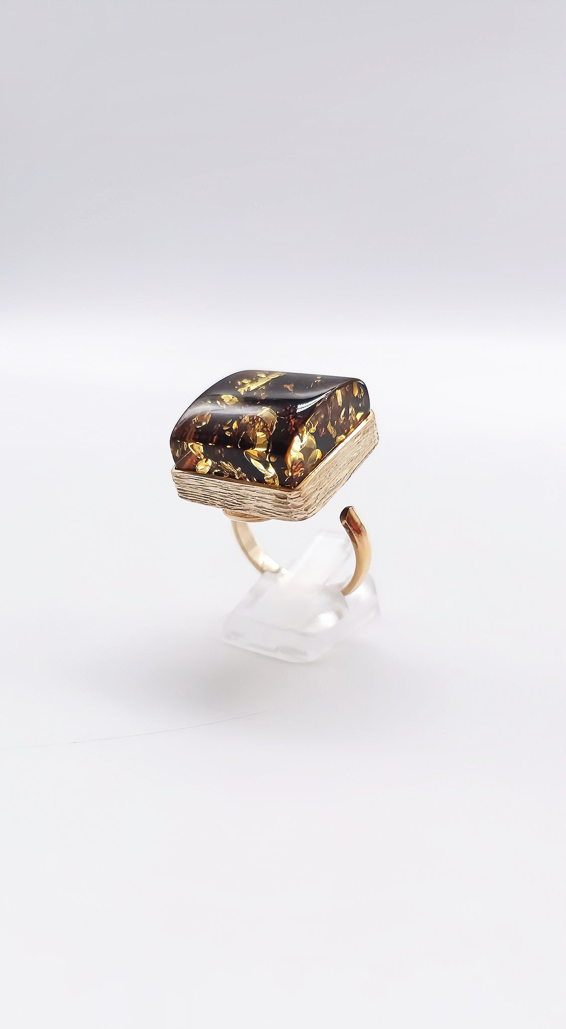 Square elegance: Amber ring in gold