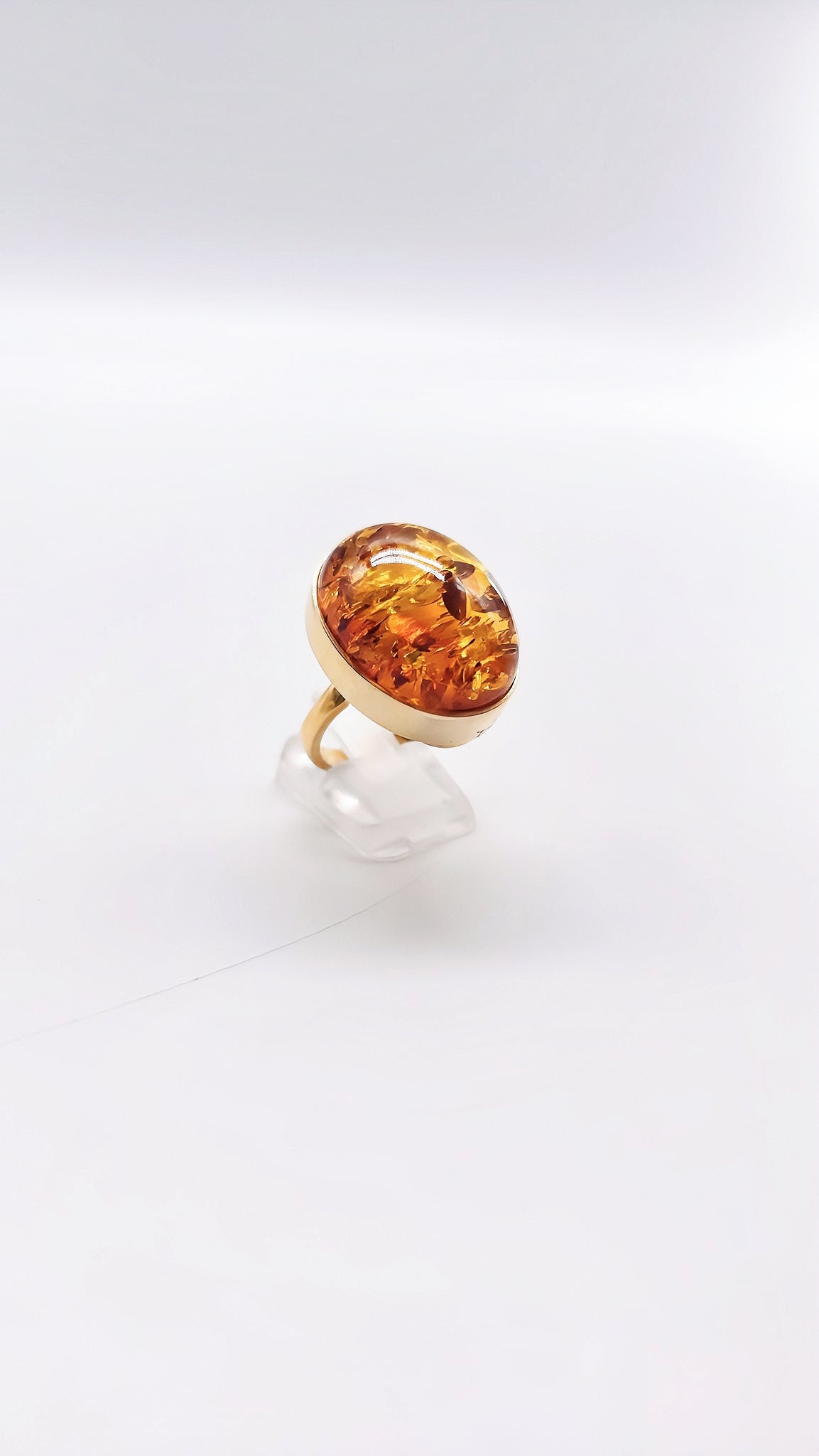 Classic elegance: Amber ring in gold