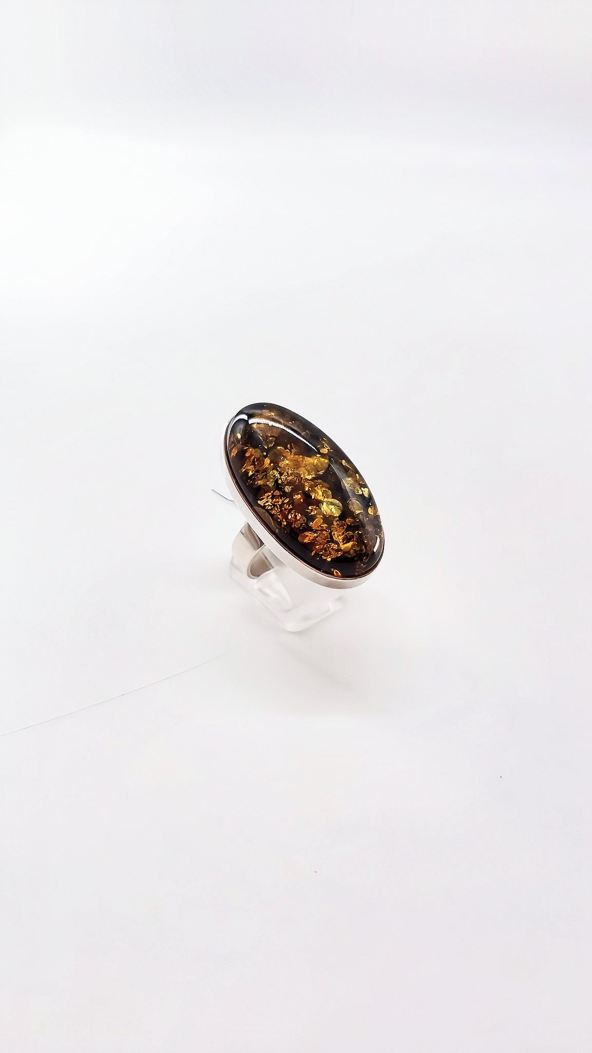 Pure elegance: ring with natural stone