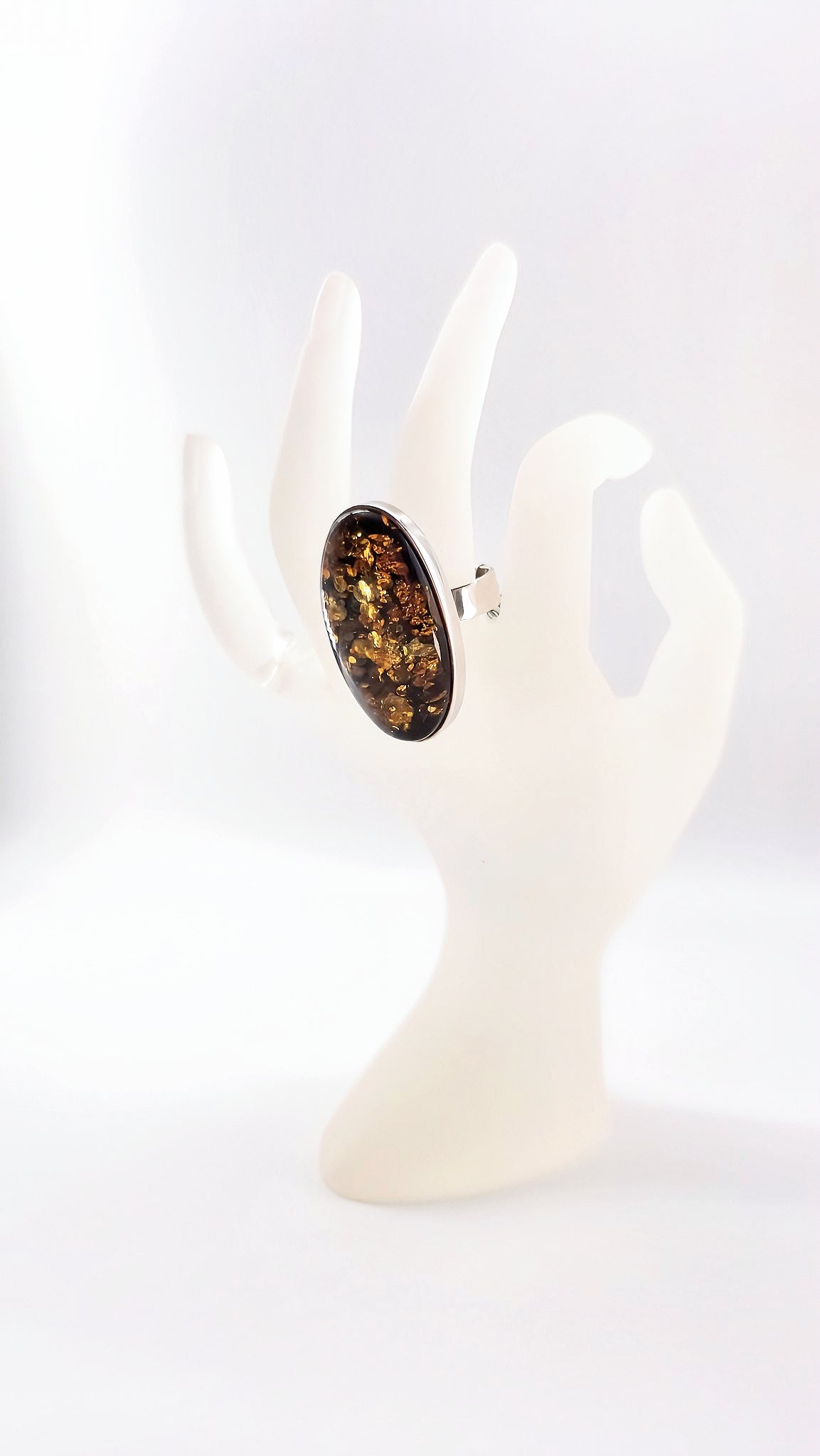 Pure elegance: ring with natural stone
